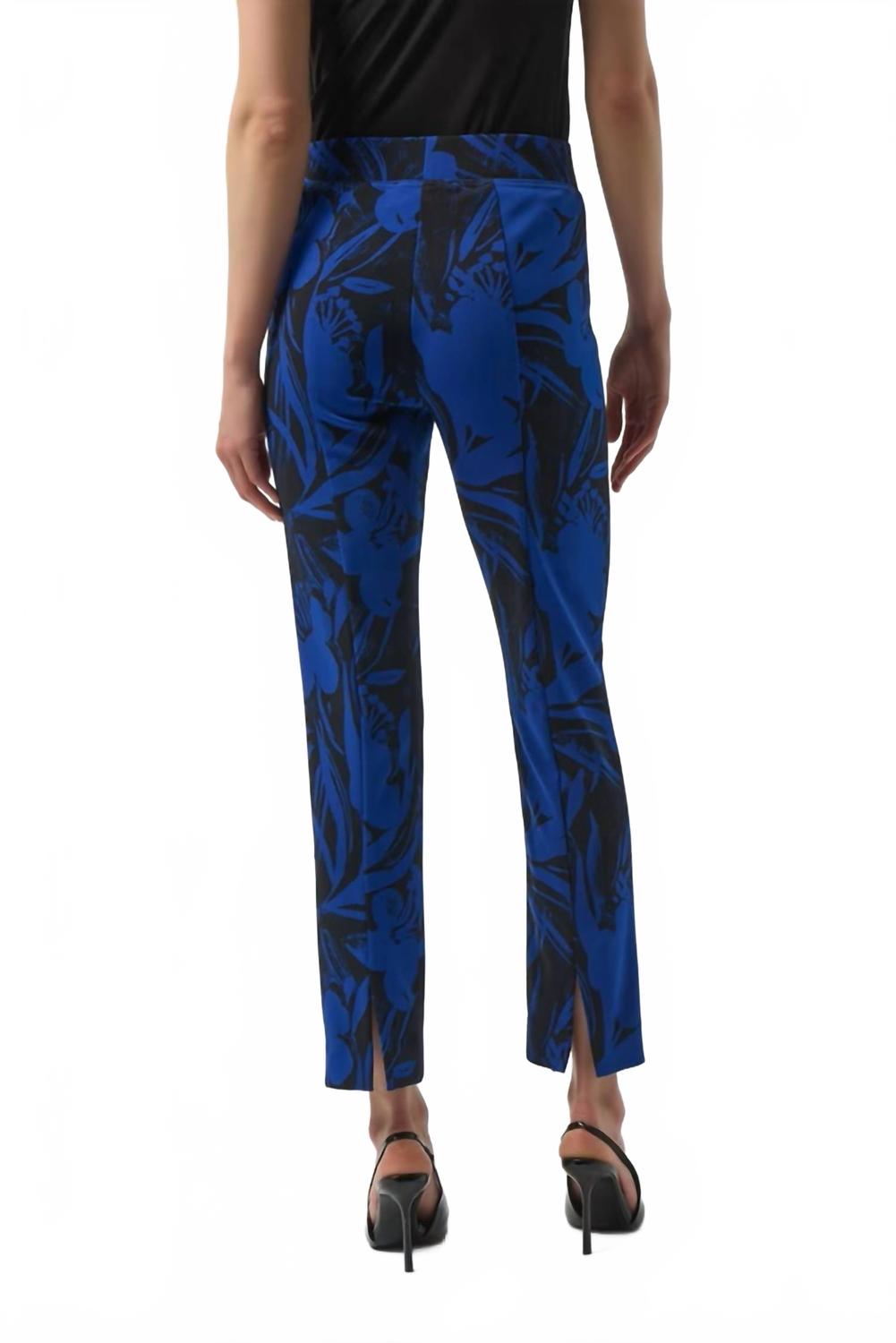 Pantalón con estampado floral color negro y azul