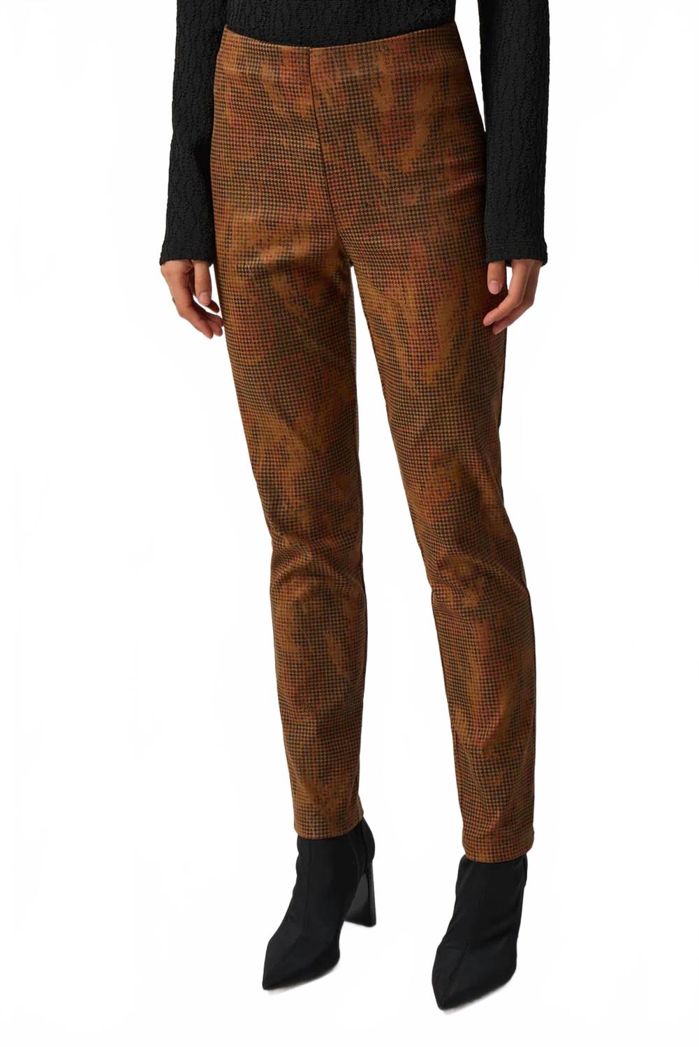 Pantalón de corte ajustado color café