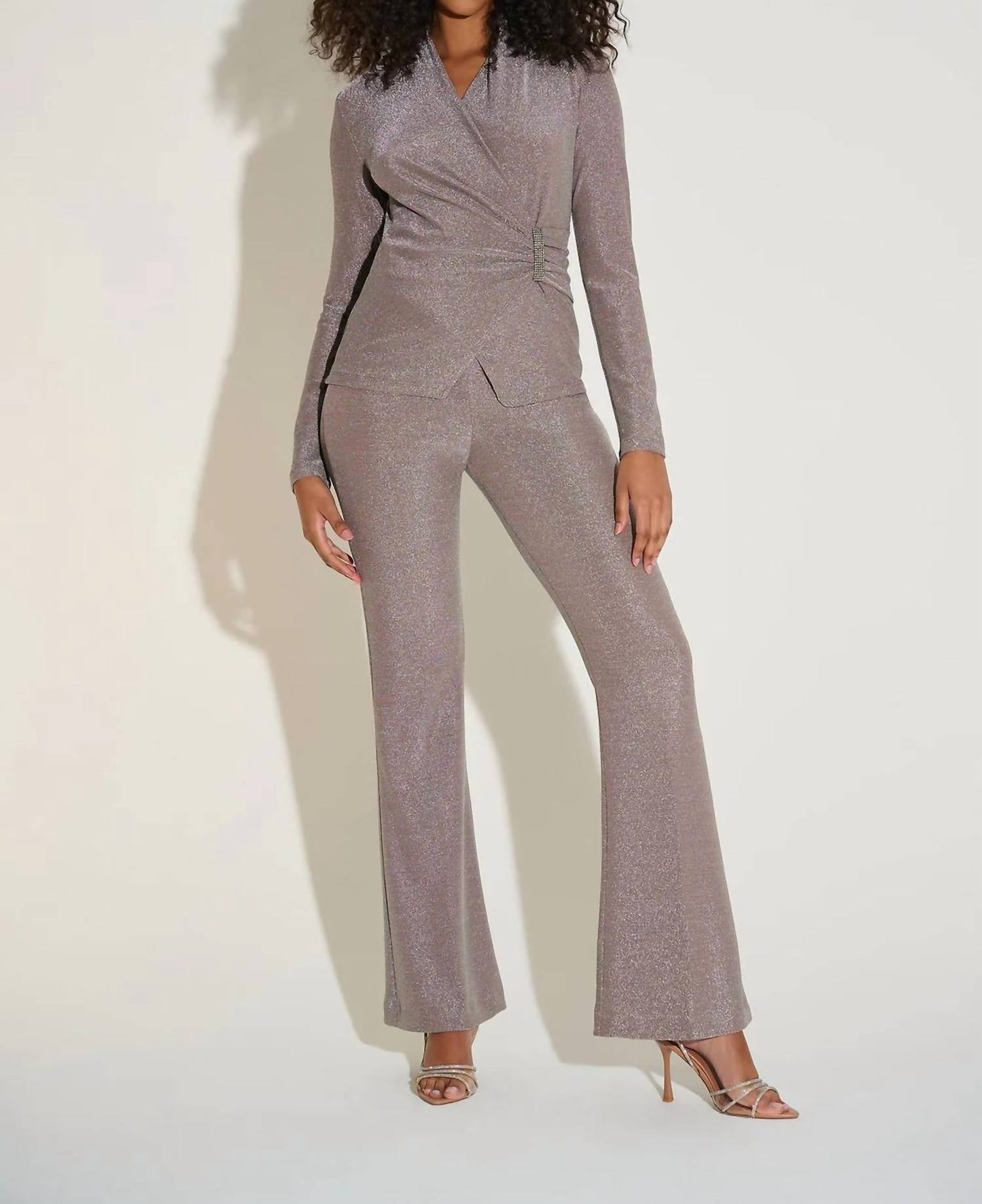 Top con cuello en V color taupe