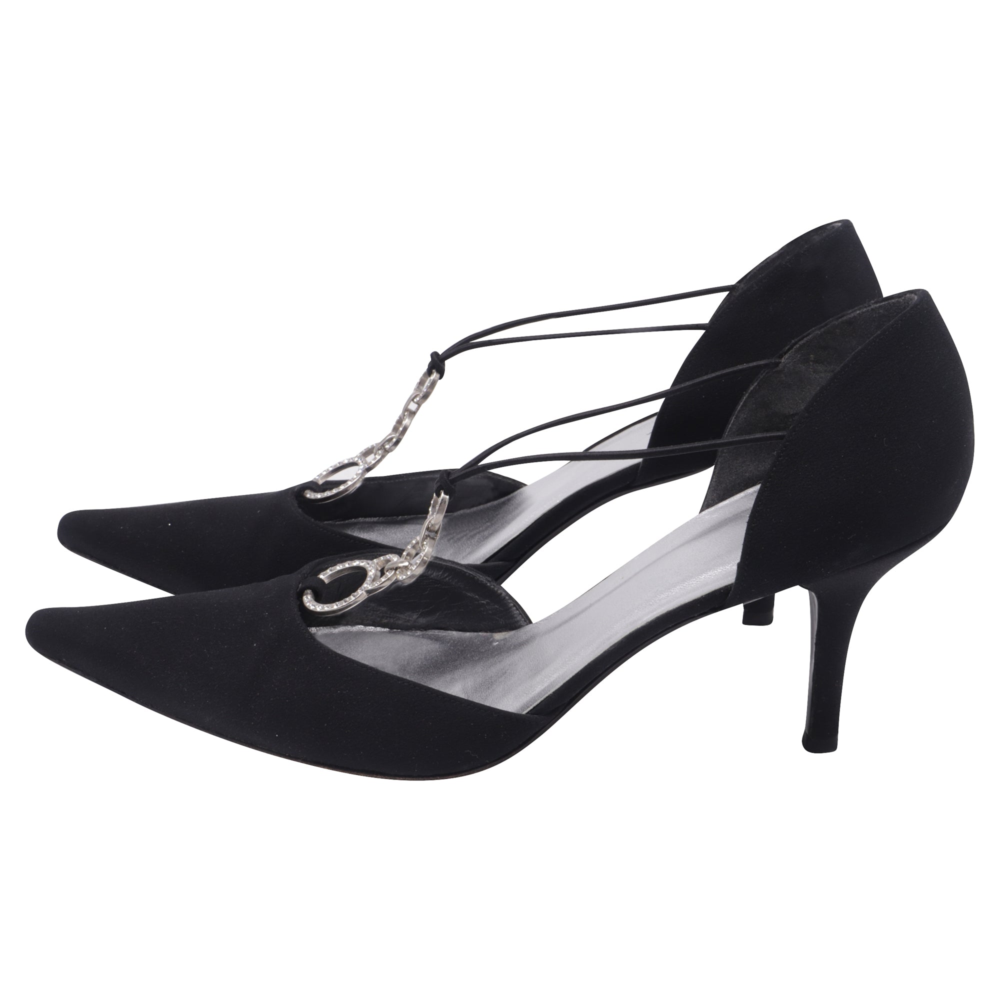 Tacones de satén color negro