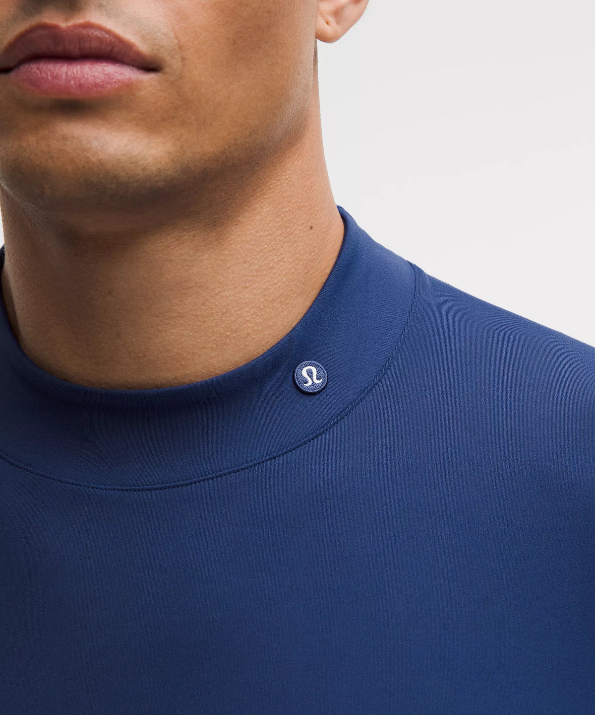 Camiseta deportiva de manga larga con cuello alto