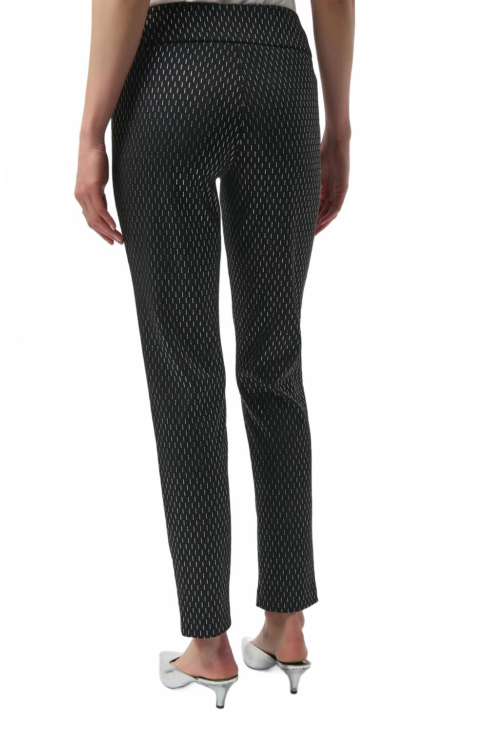 Pantalón de corte ajustado color negro y plateado