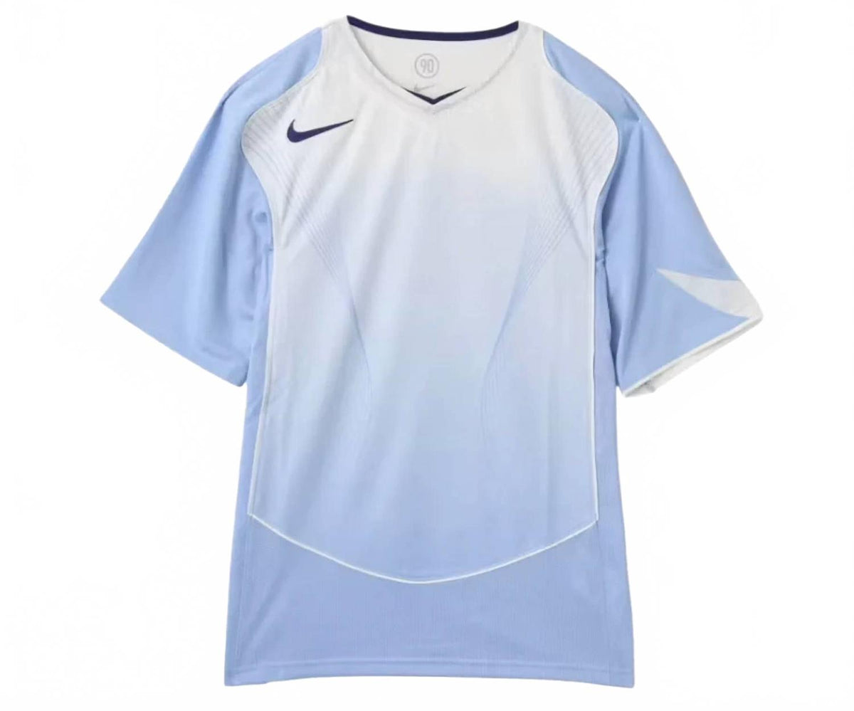 Camiseta color blanco y azul