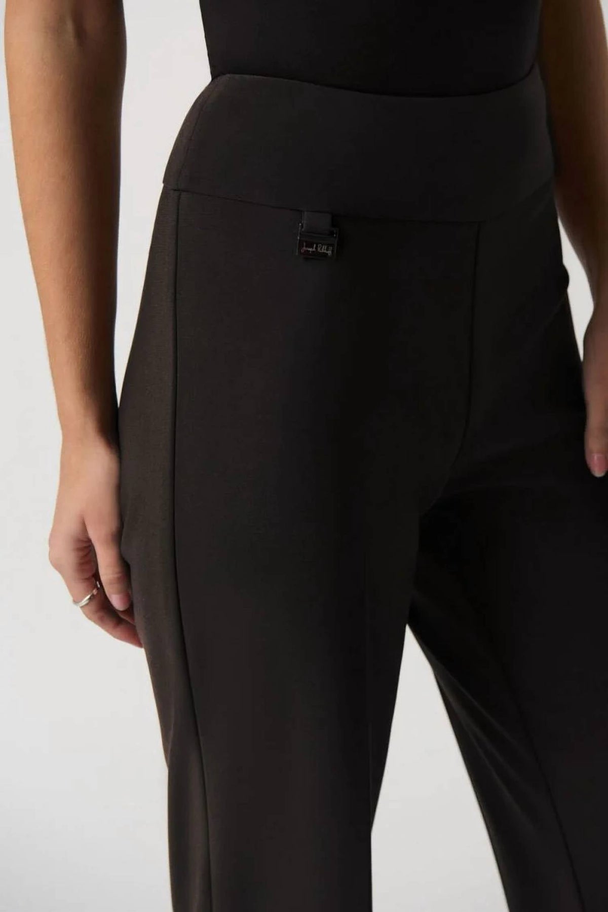 Pantalón de corte recto color negro