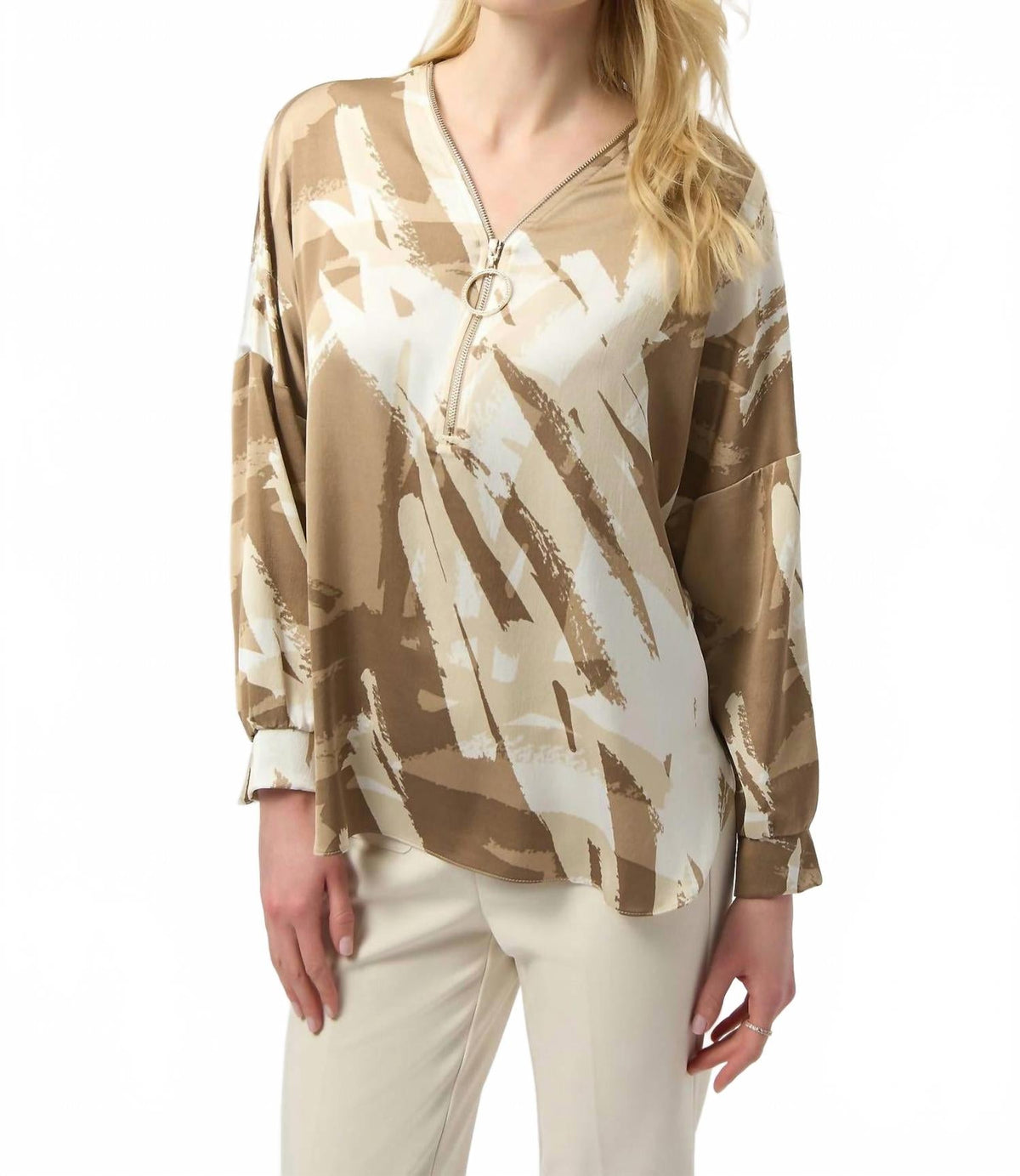 Top de satén con cuello en V color blanco y beige