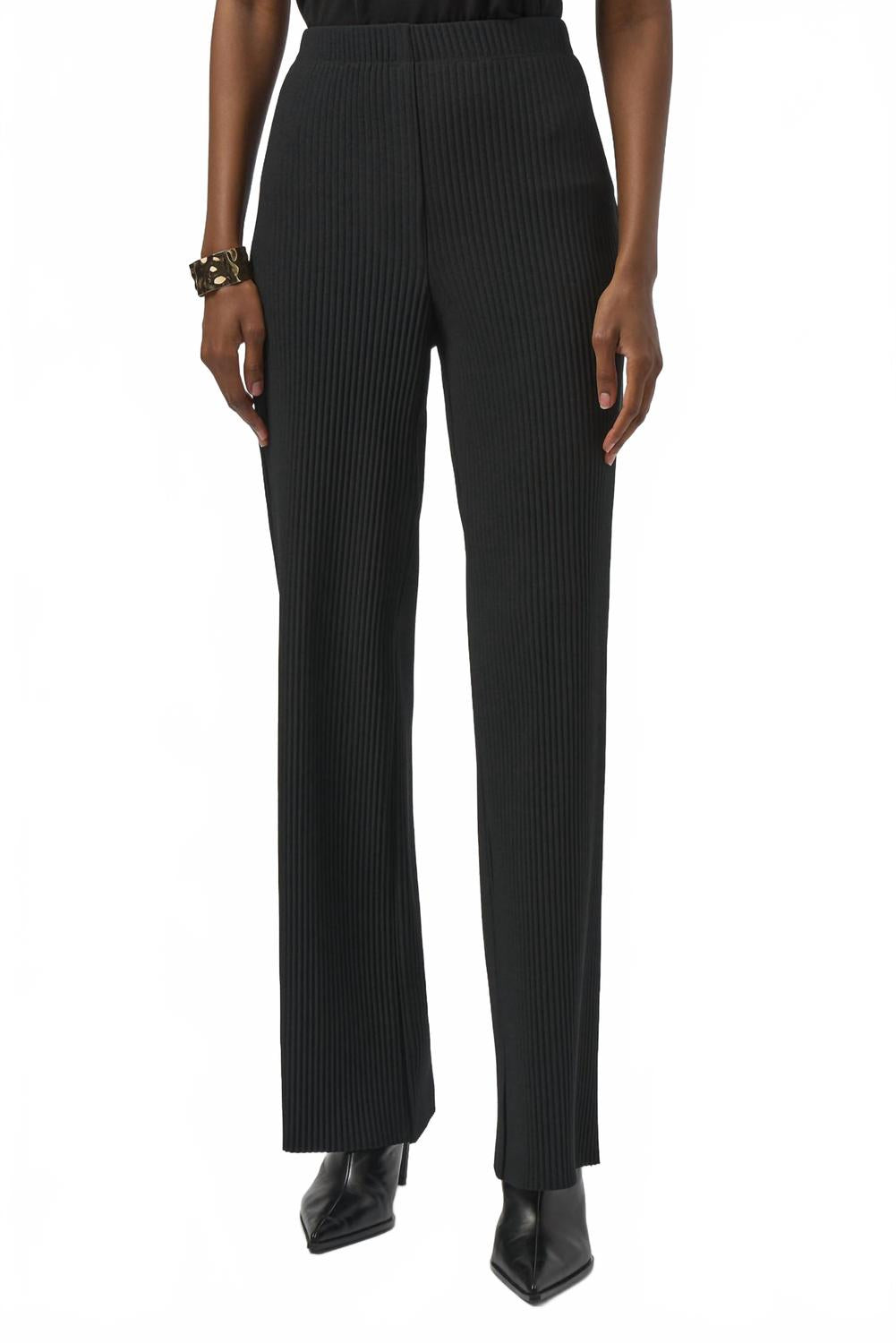 Pantalón de pierna ancha con pliegues color negro