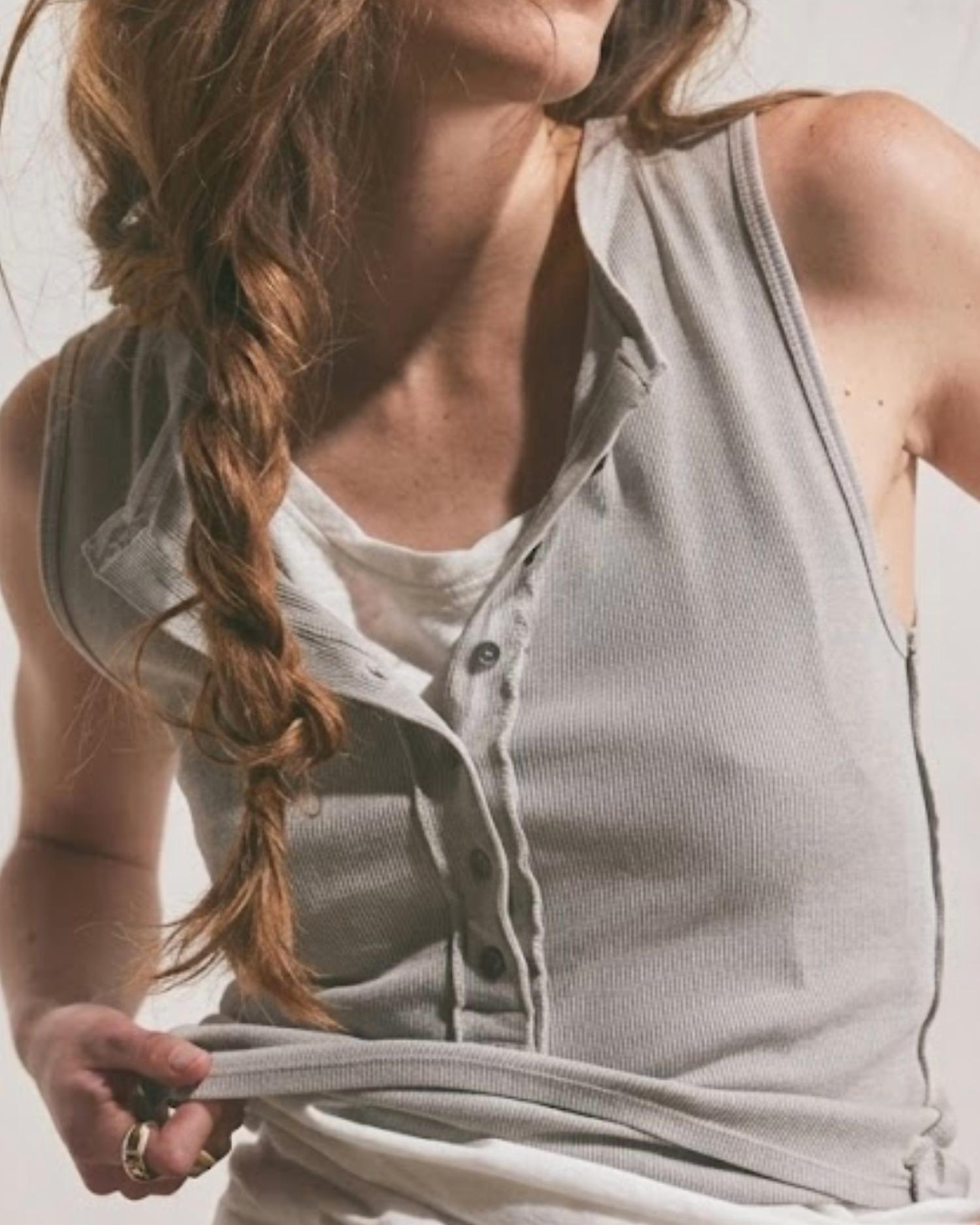 Camiseta sin mangas color gris