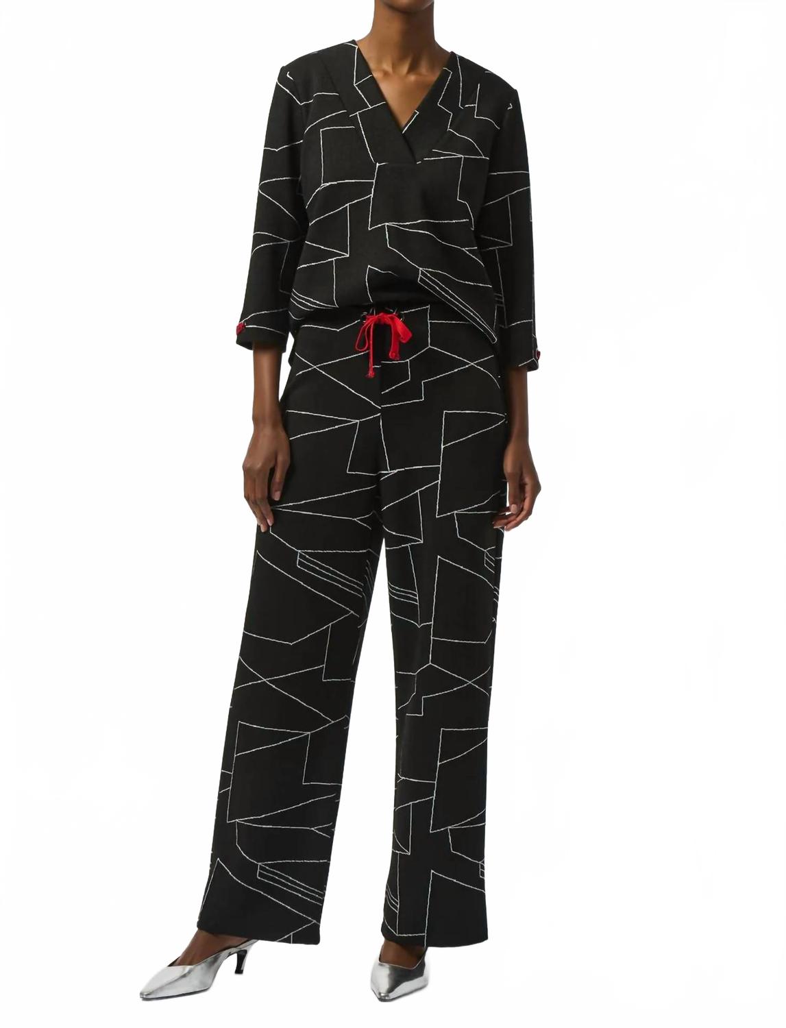 Top con cuello en V color negro y blanco