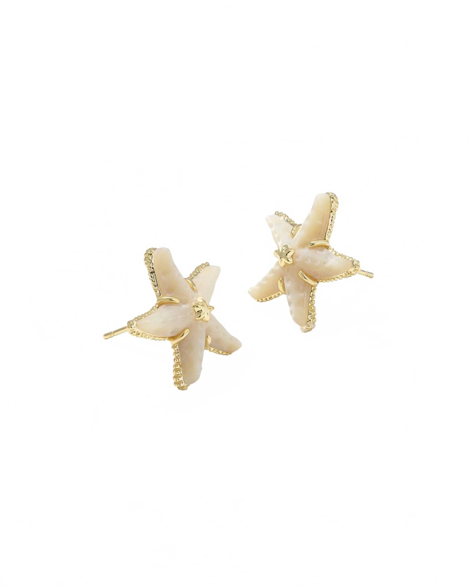 Aretes de mujer color dorado