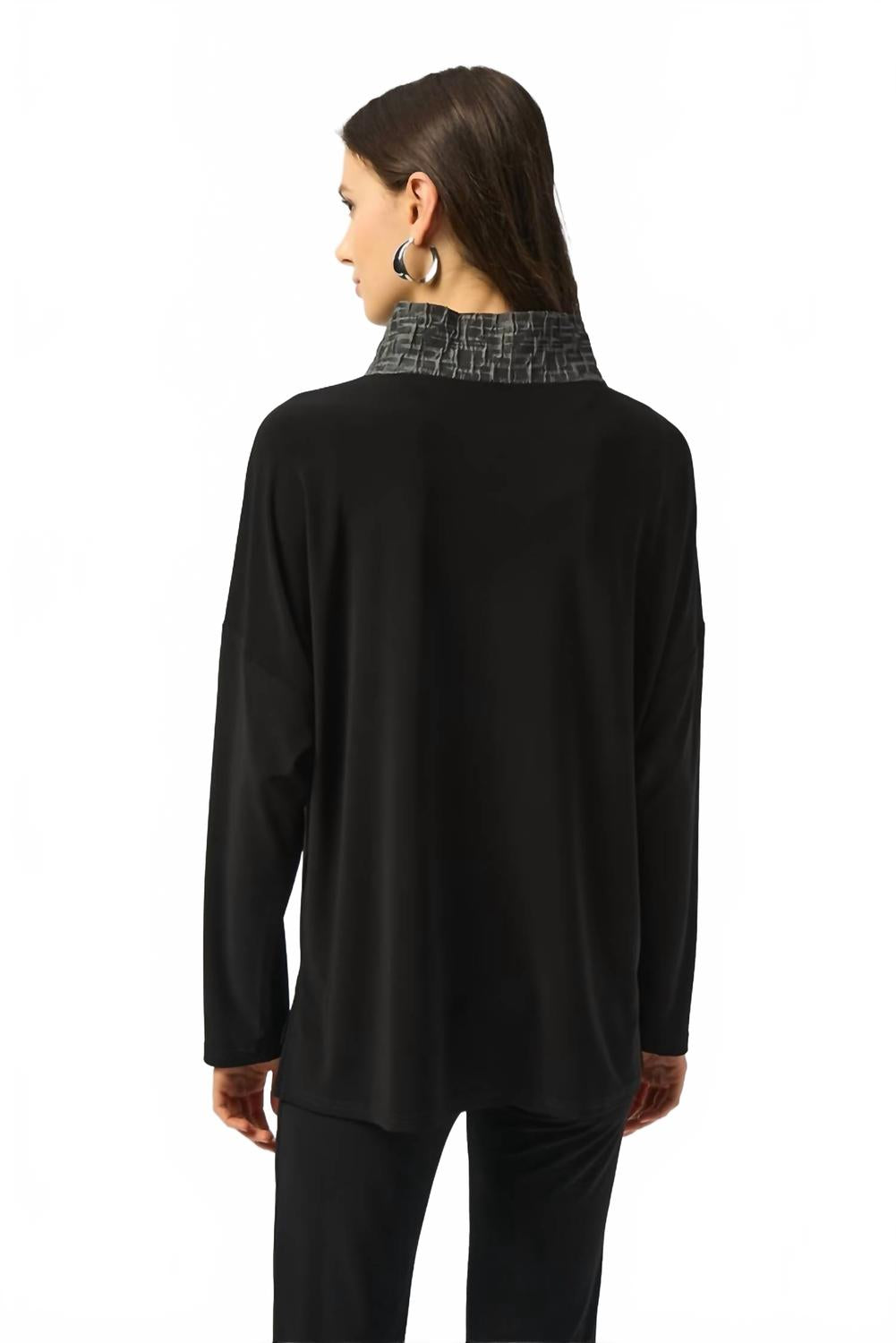 Suéter con cuello alto color negro y gris