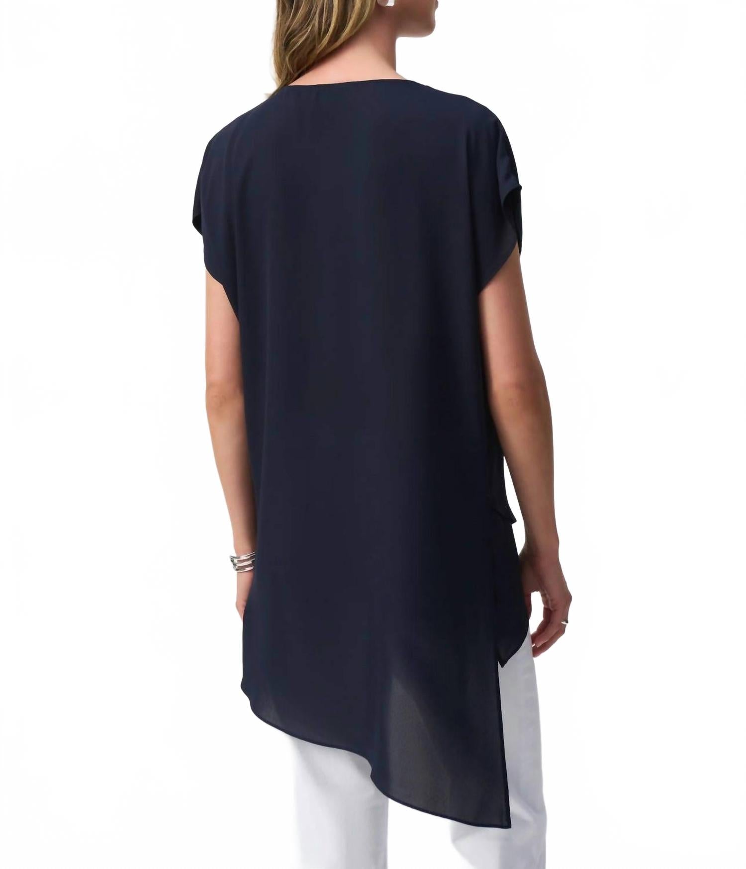 Top con cuello en V color azul