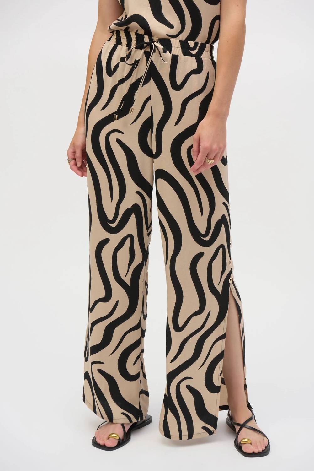 Pantalón de pierna ancha color negro y beige