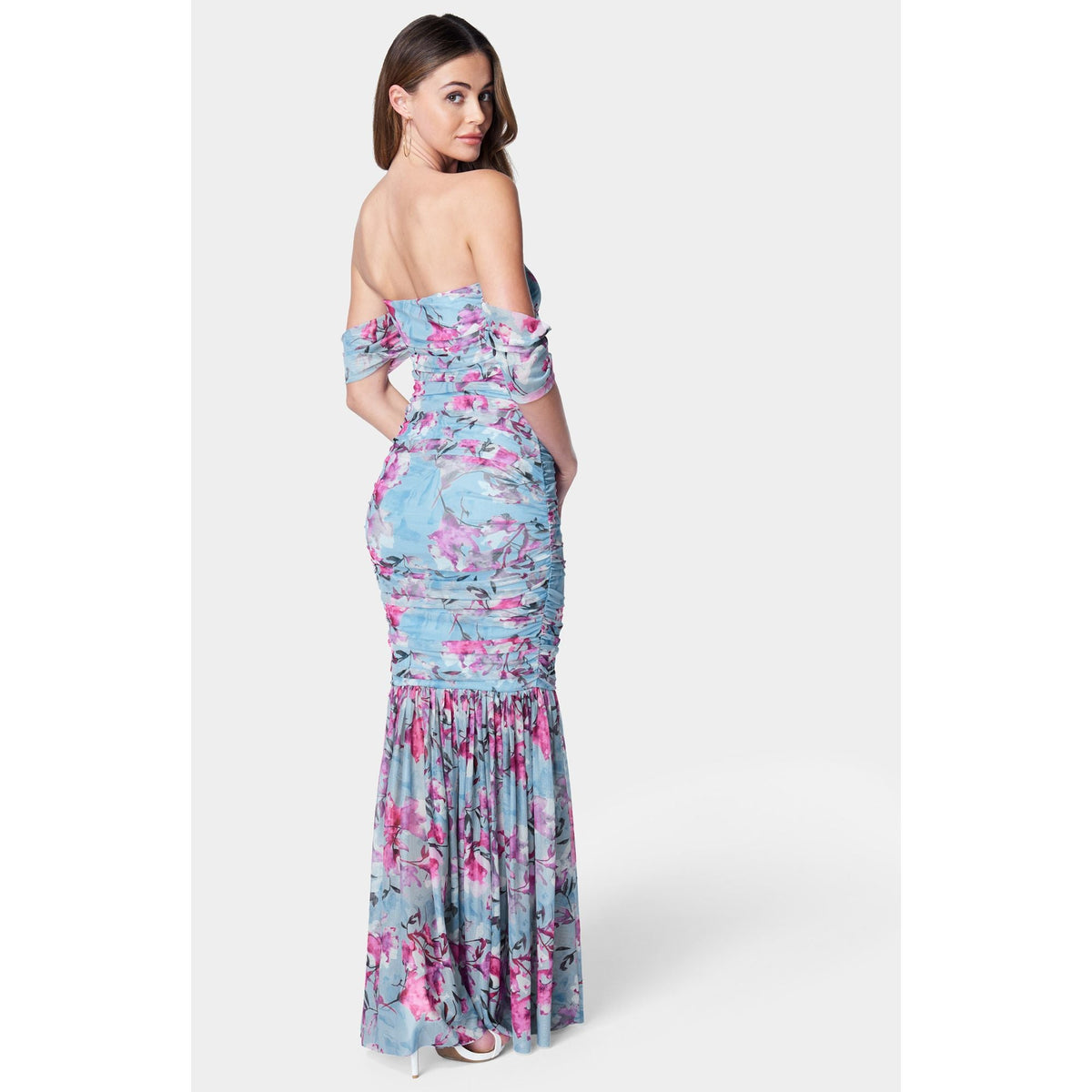 Vestido de mujer con hombros descubiertos