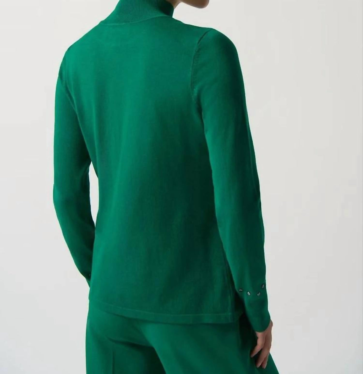 Suéter con cuello alto color verde
