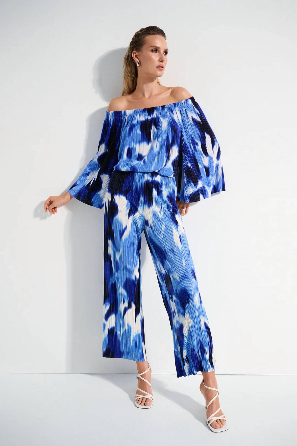 Top con hombros descubiertos con pliegues color blanco y azul