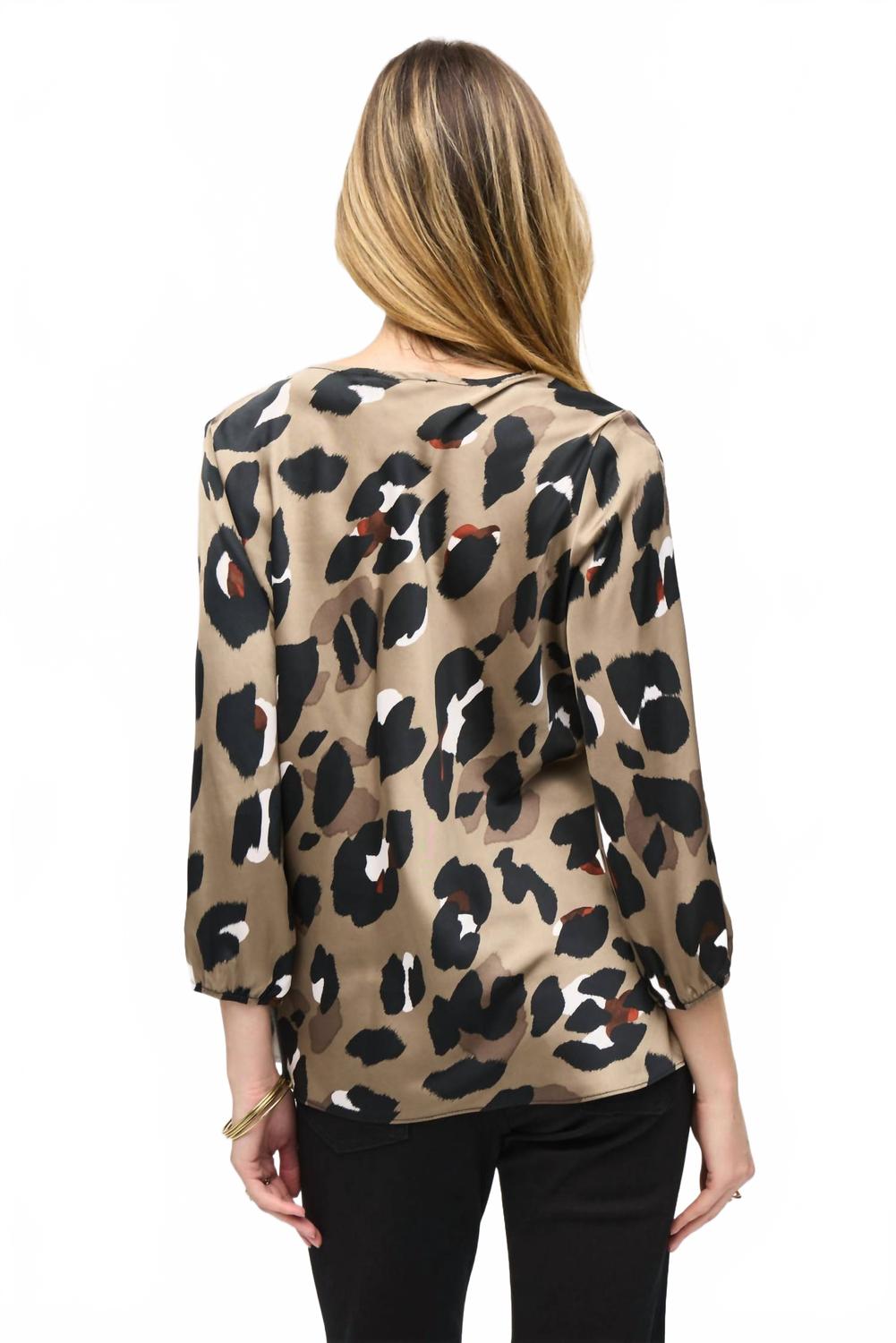 Top de satén con estampado animal color negro