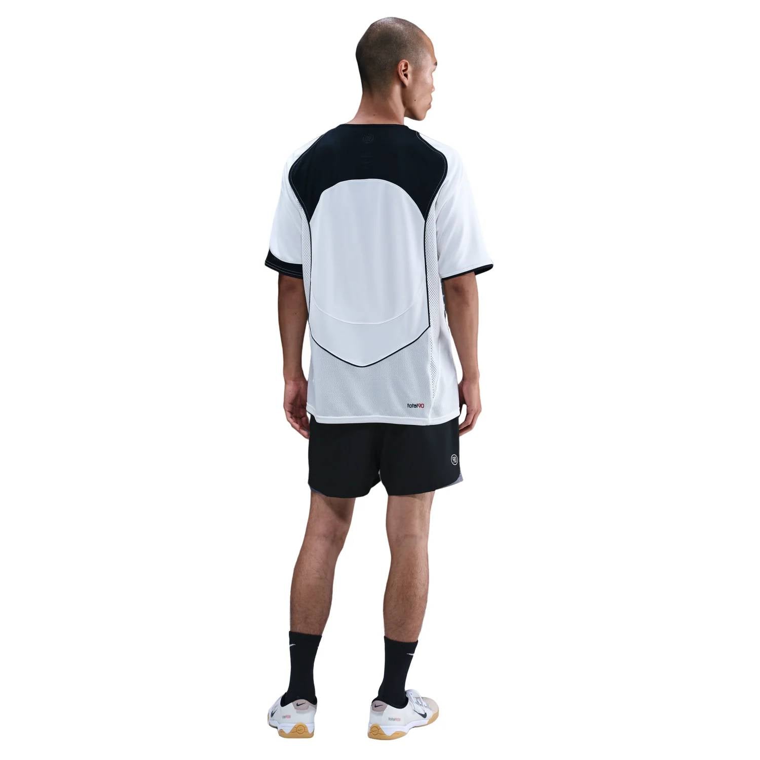 Camiseta color negro y blanco