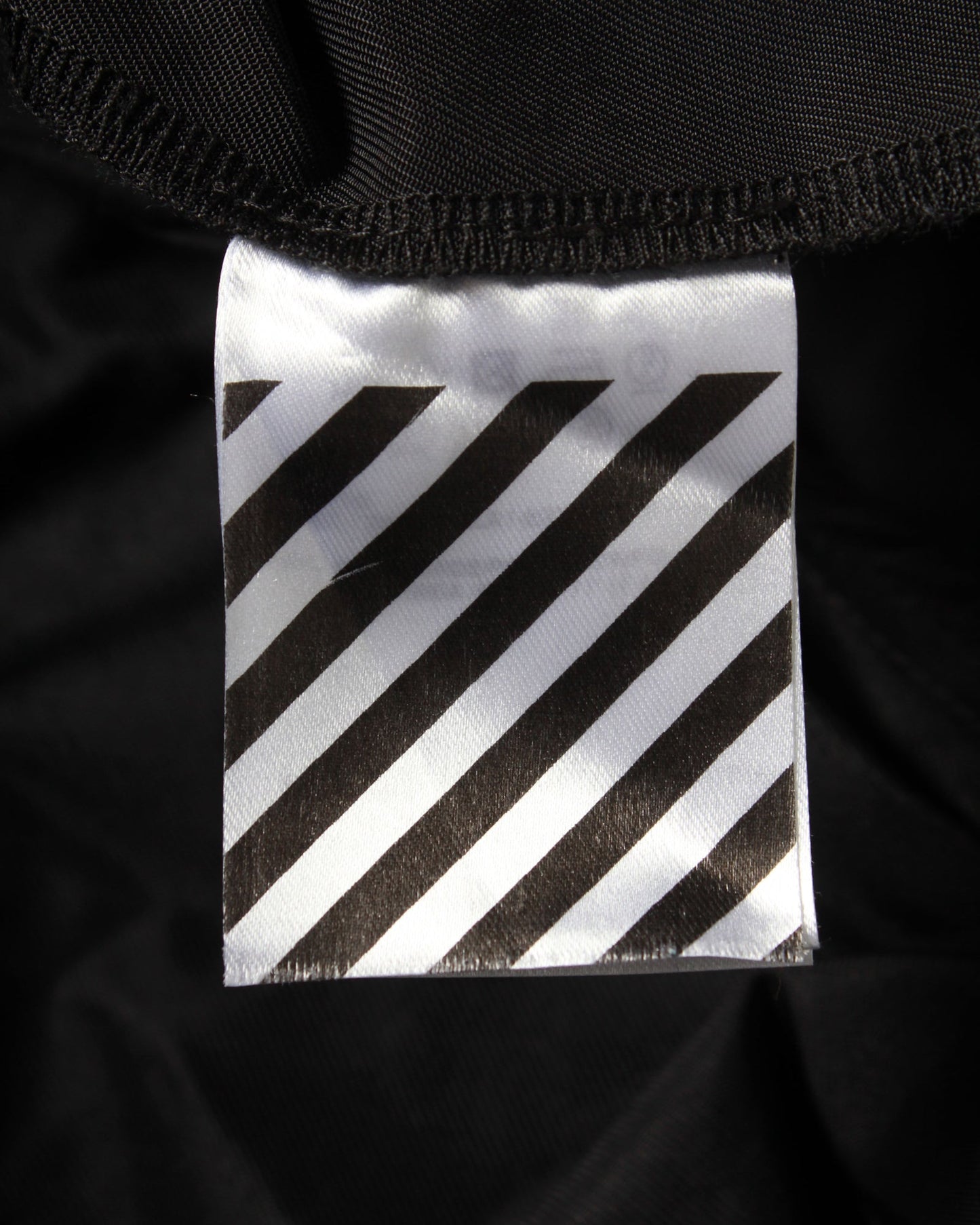 Chaqueta de nailon color negro