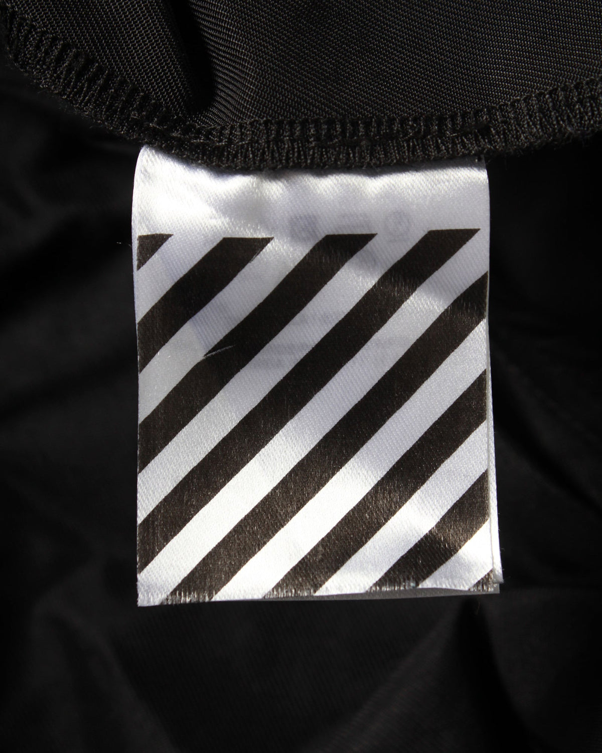 Chaqueta de nailon color negro