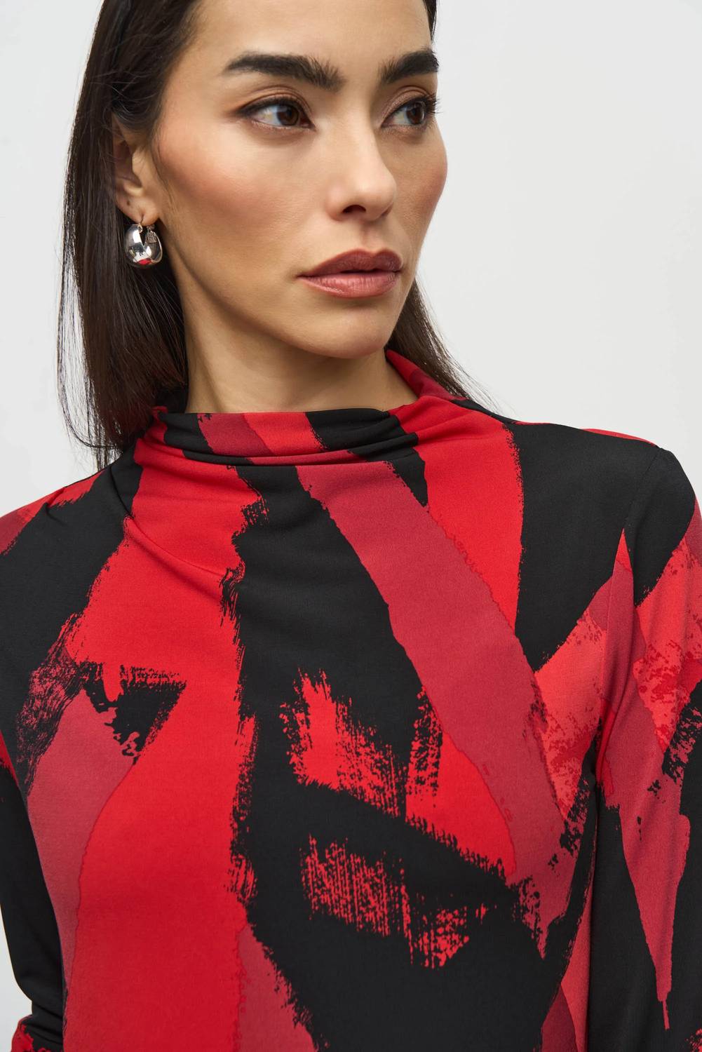 Top con cuello alto color negro y rojo