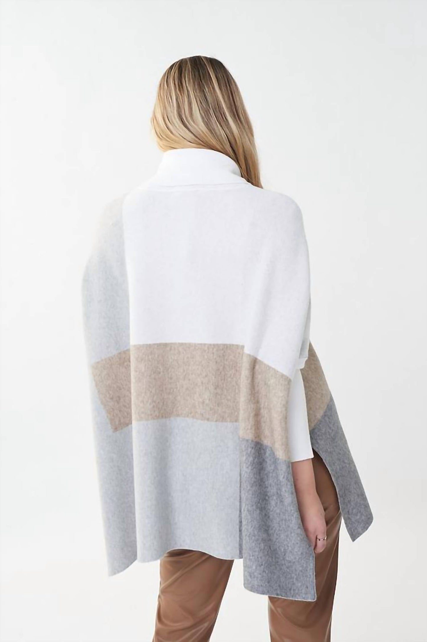 Blusón con cuello alto color blanco y gris
