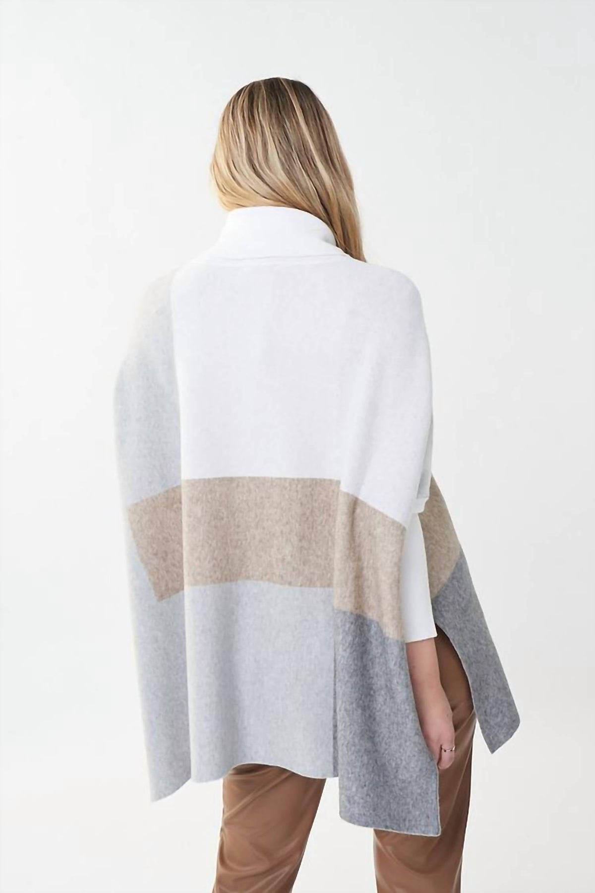 Blusón con cuello alto color blanco y gris