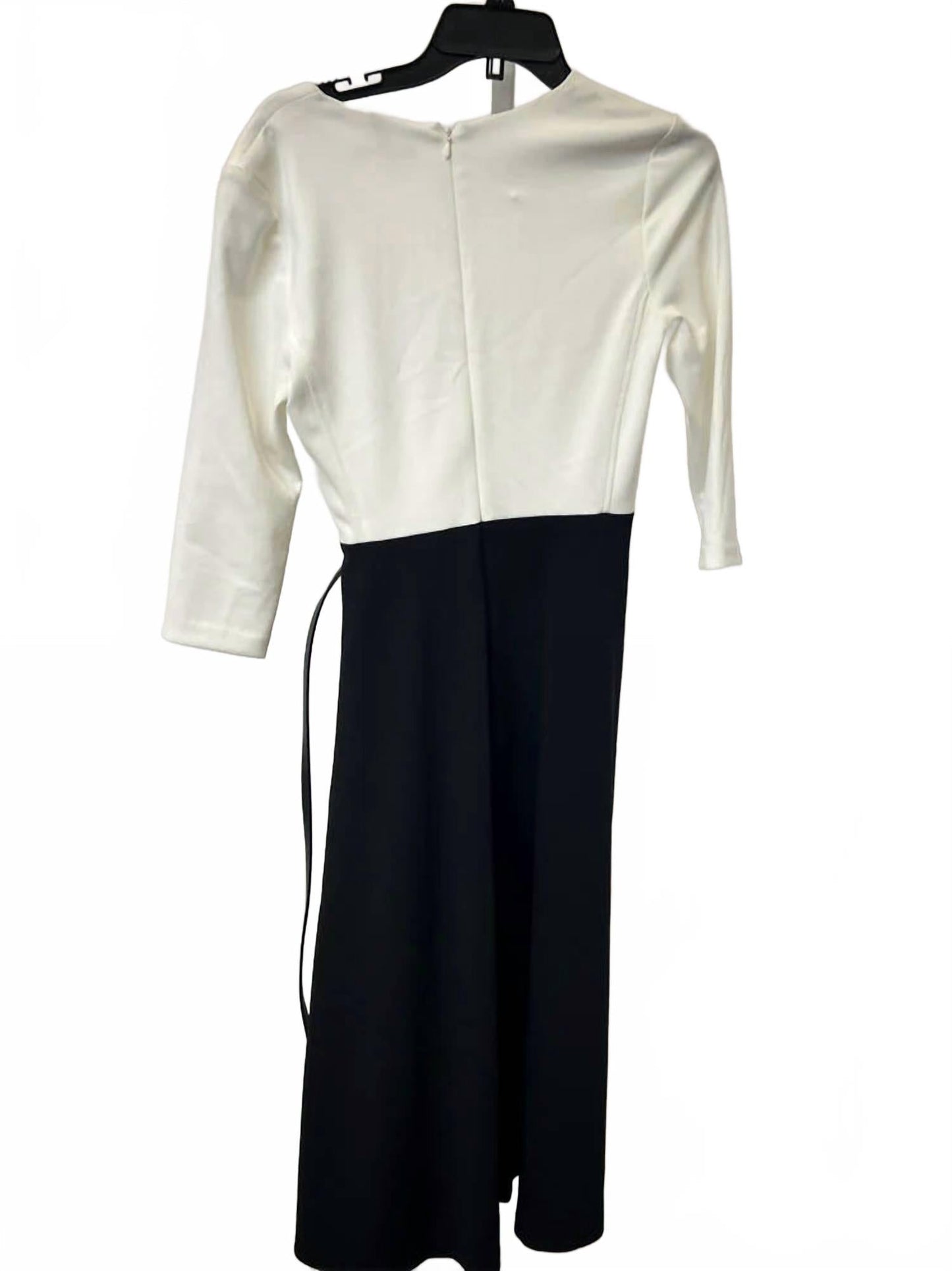 Vestido midi con cuello en V color negro y marfil