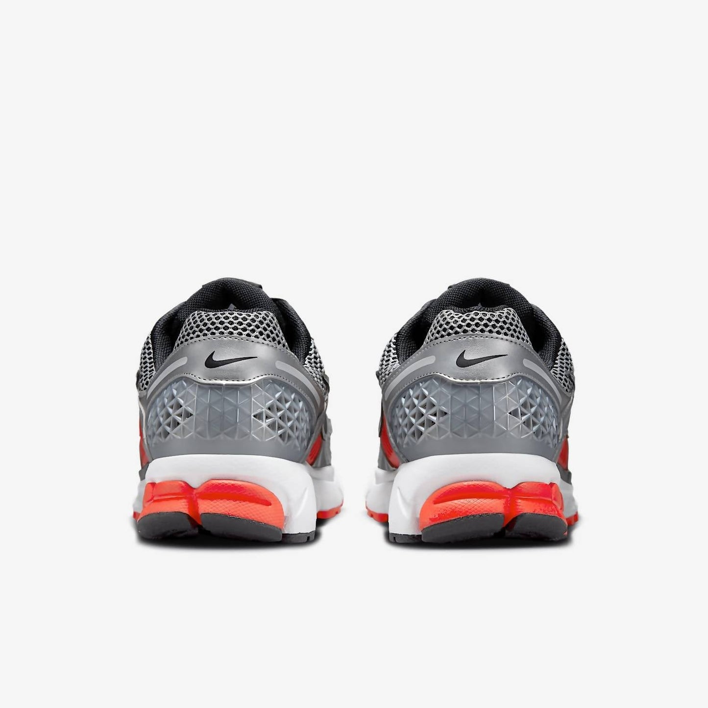 Tenis de hombre color negro y plateado