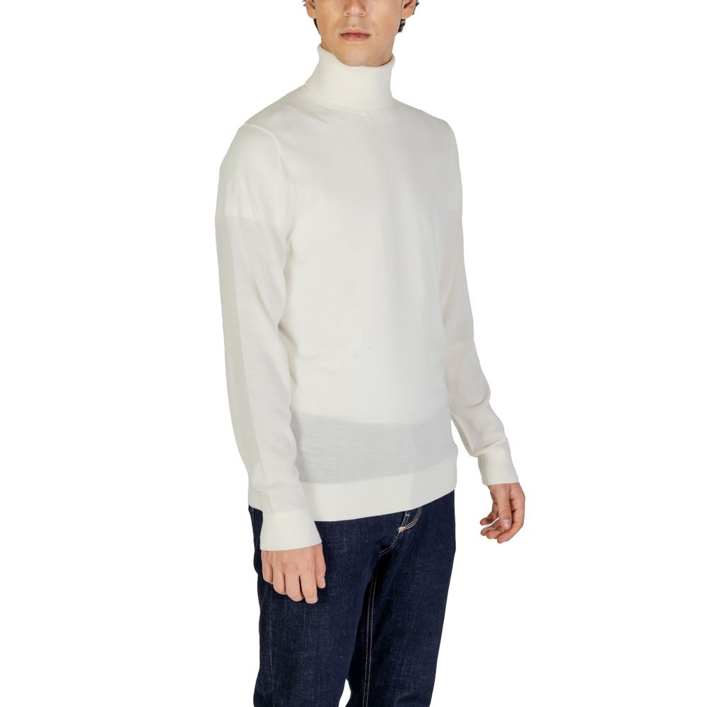Jean de hombre de lana con cuello alto