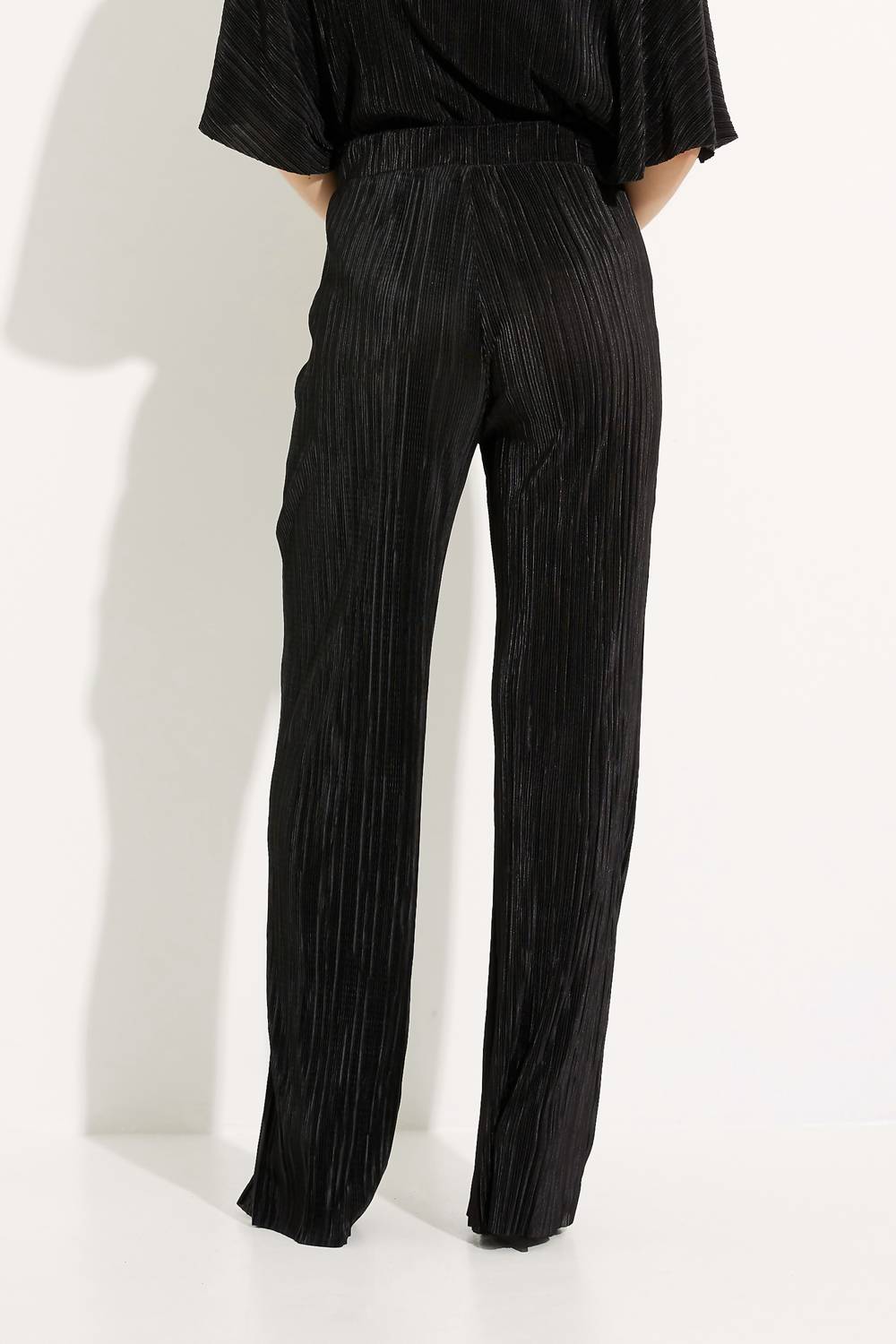 Pantalón de pierna ancha color negro