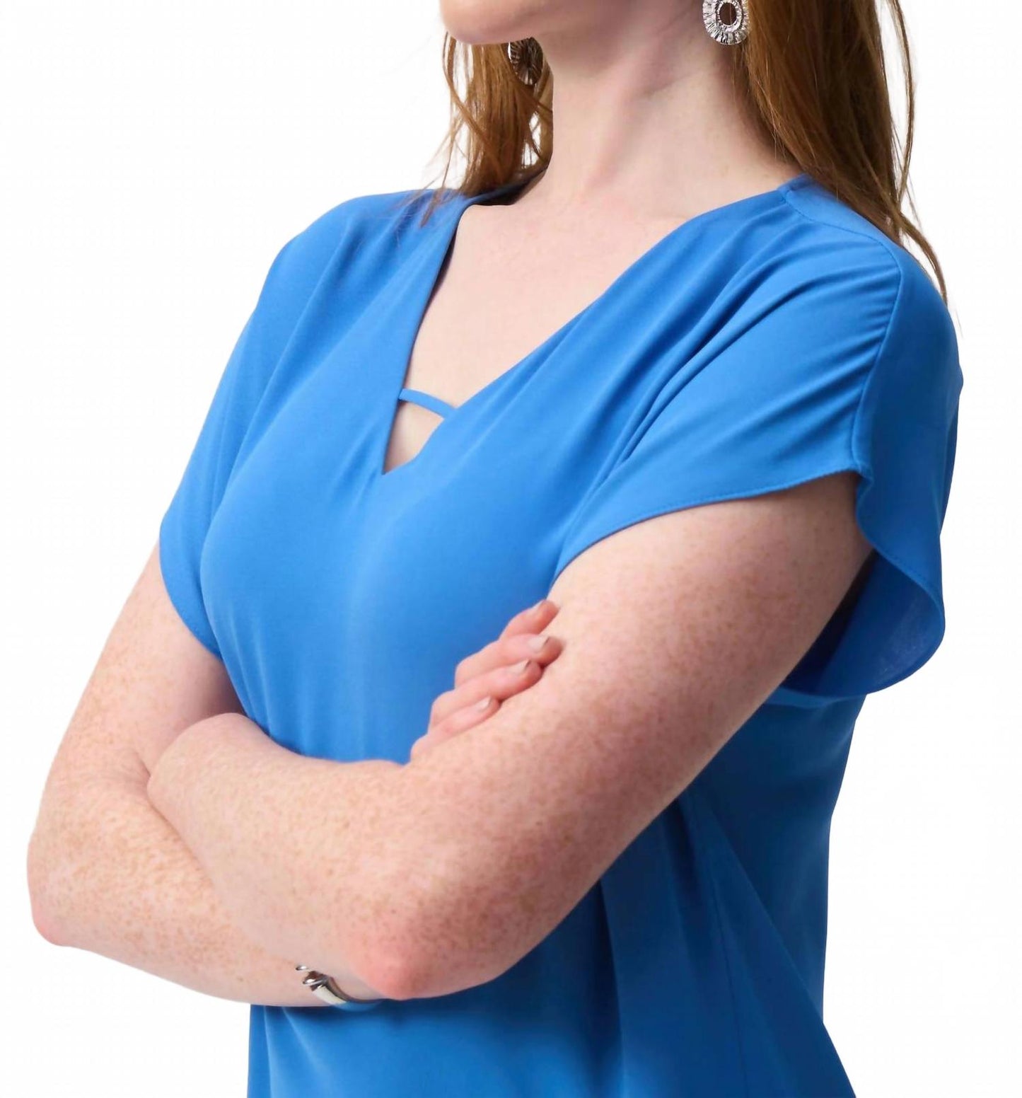 Top con cuello en V color azul
