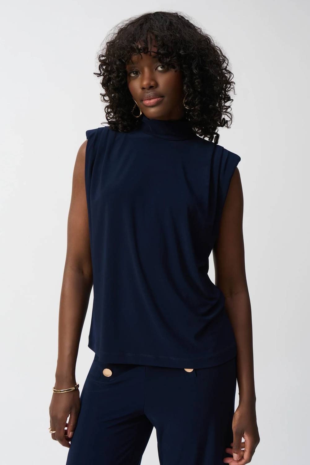 Top sin mangas con cuello alto con pliegues color azul