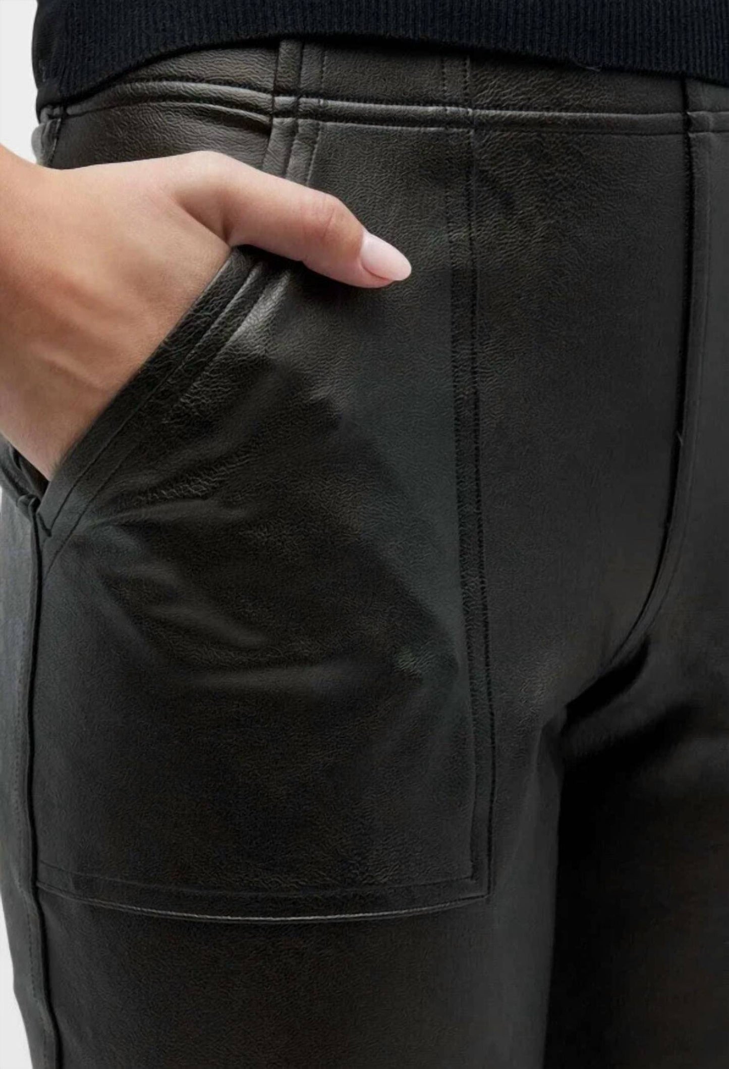 Pantalón deportivo de efecto cuero color negro