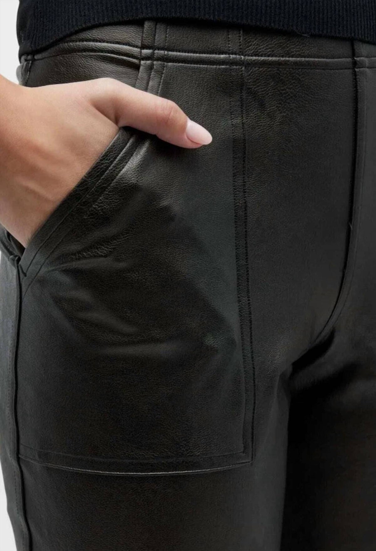 Pantalón deportivo de efecto cuero color negro