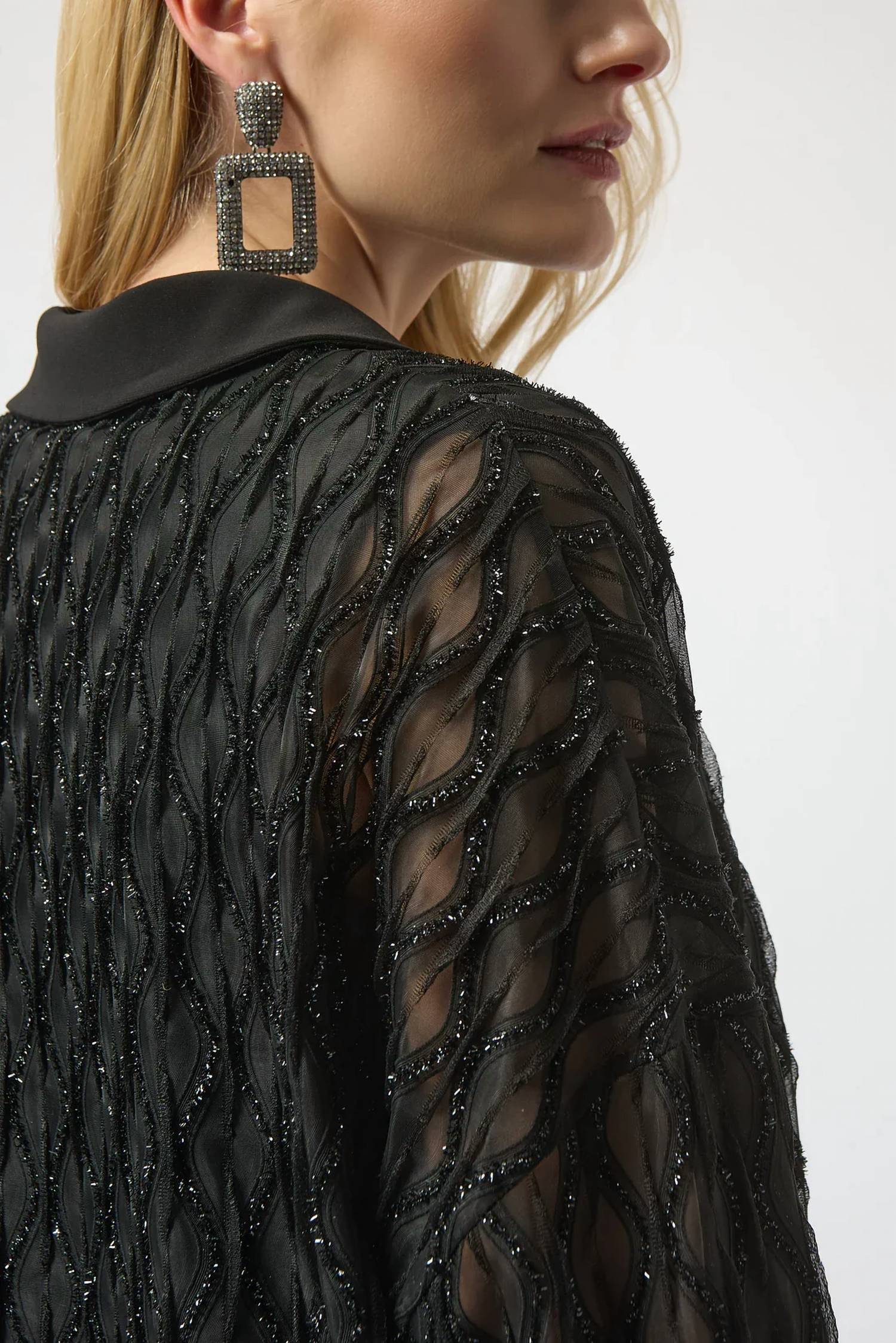Top de manga larga con cuello en V color negro