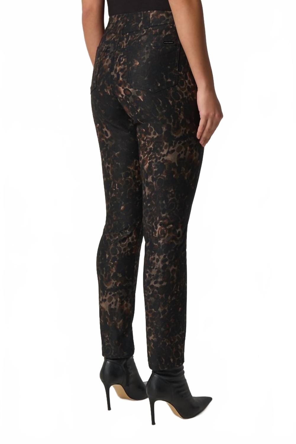 Jean de corte ajustado con estampado animal color negro