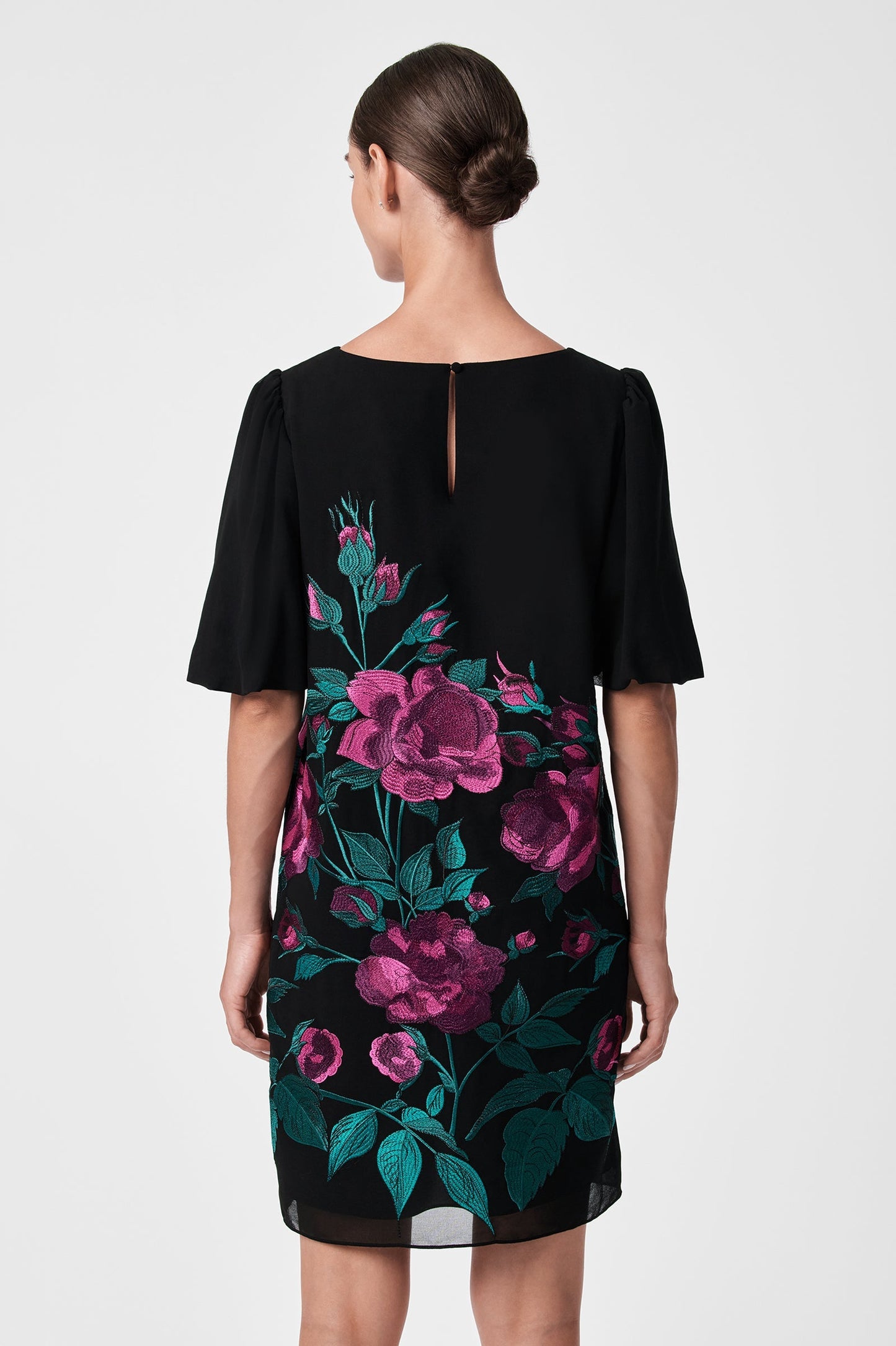 Vestido corto con bordado