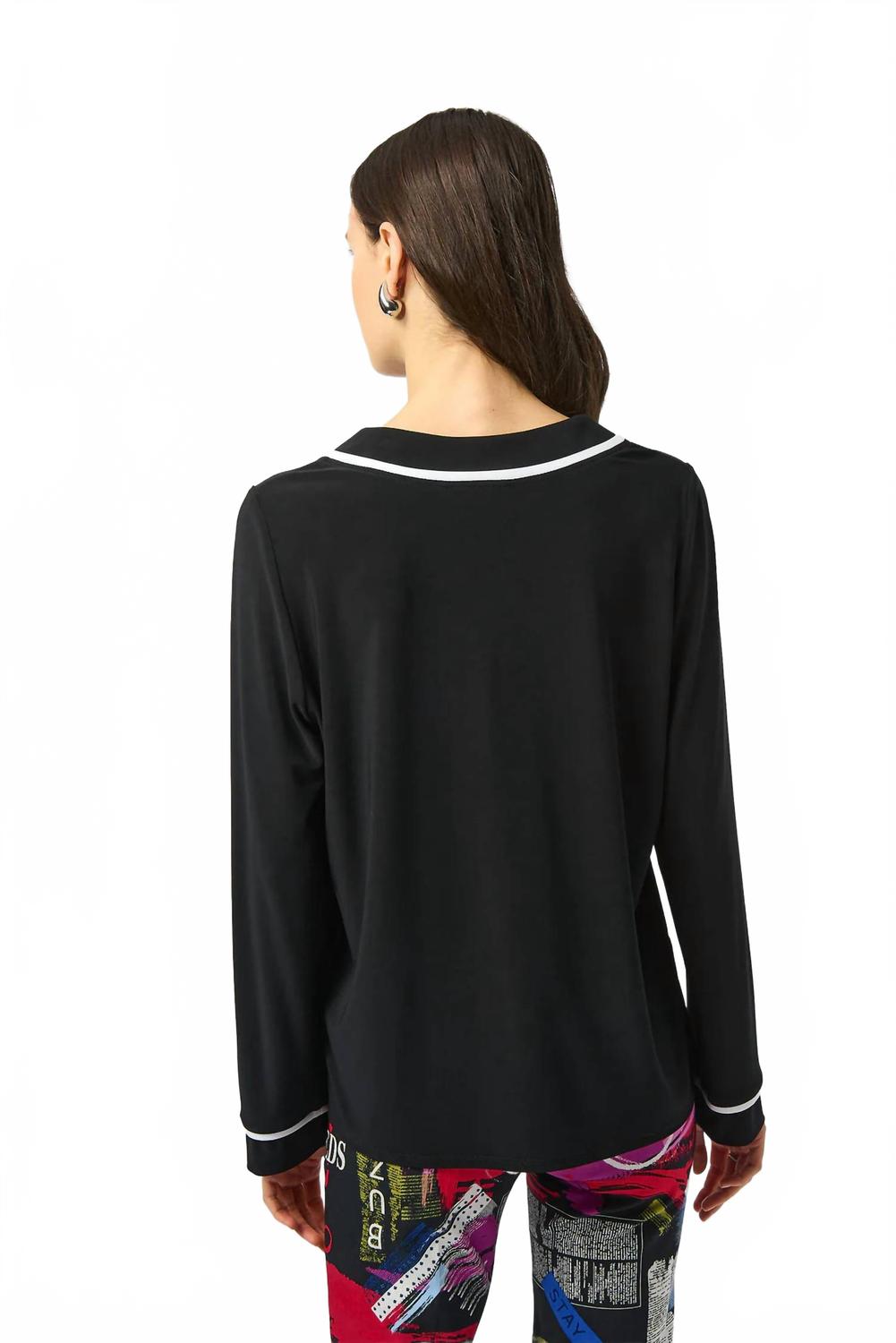 Top con cuello en V color negro