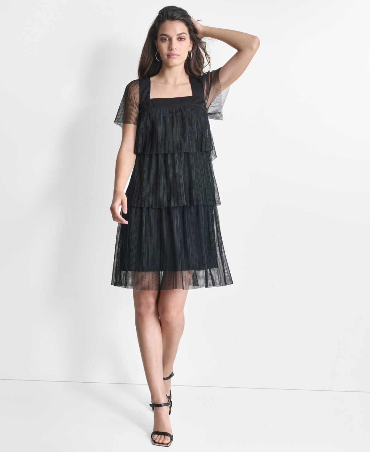 Vestido de mujer con escote cuadrado color negro