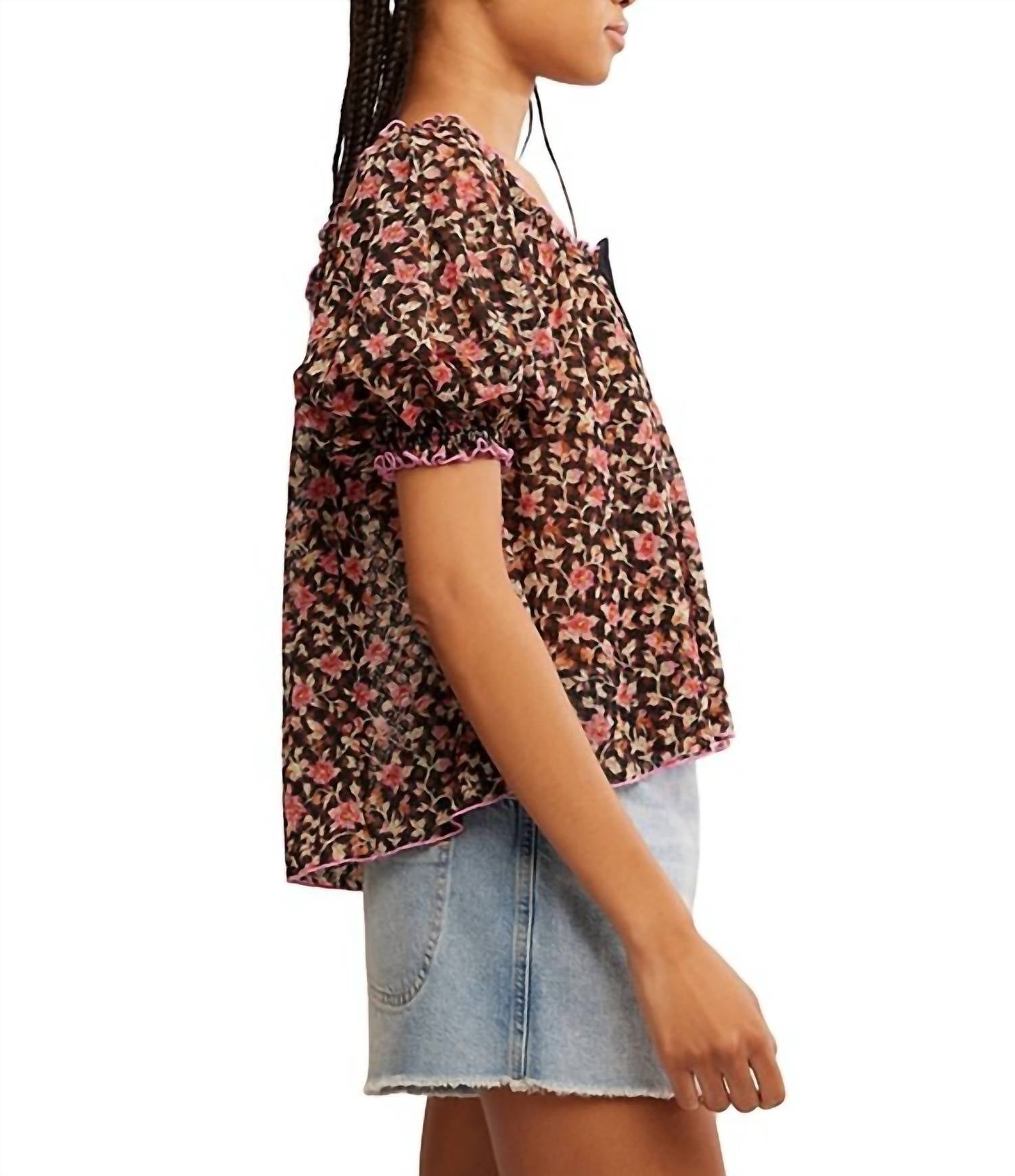 Top con estampado floral color negro