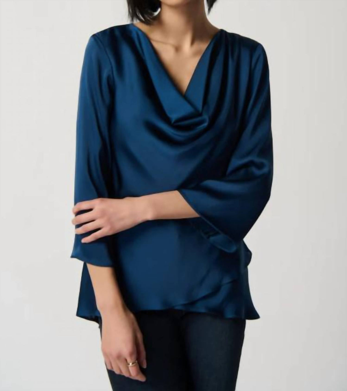 Blusa de mujer de satén color azul oscuro