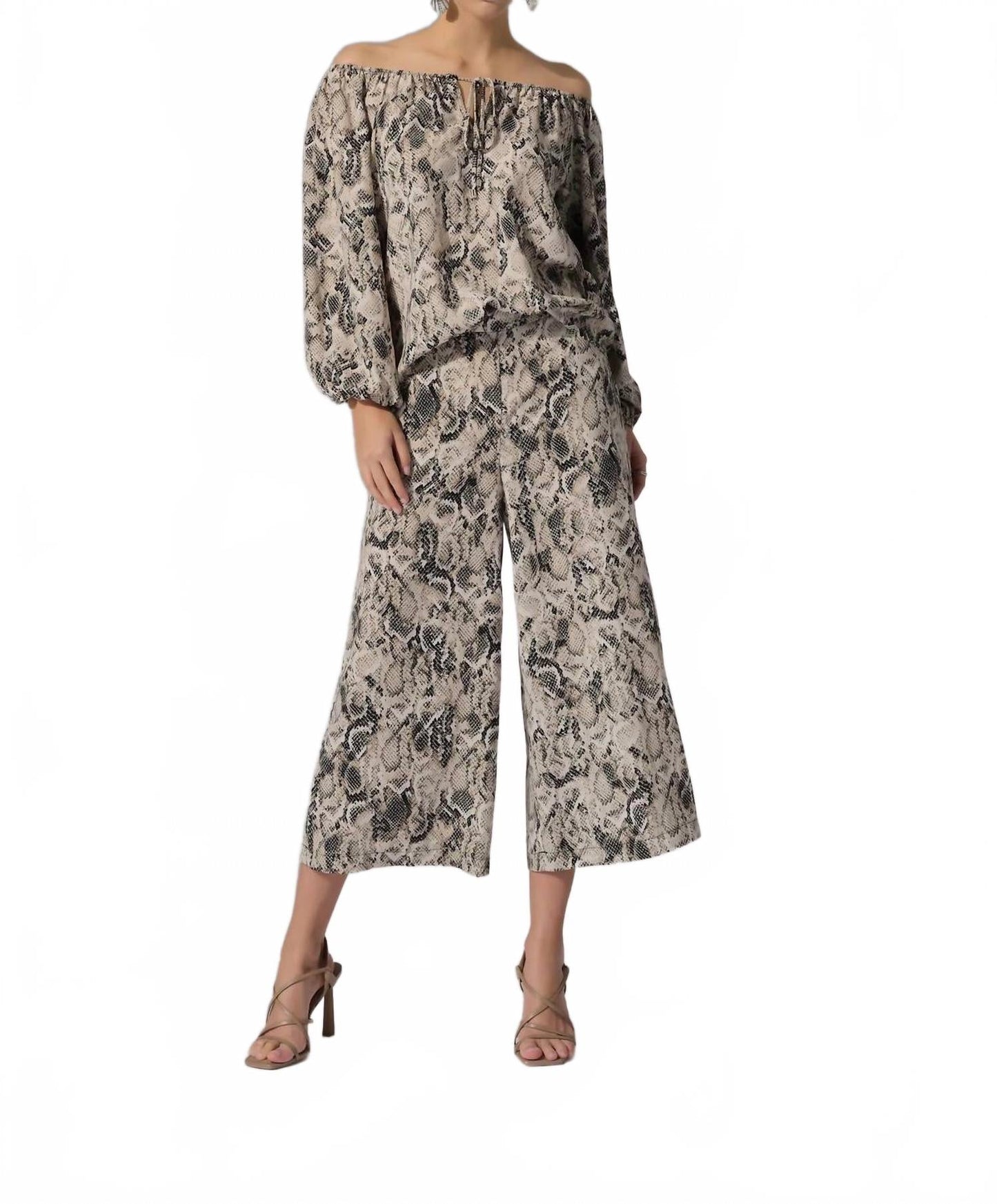 Top con hombros descubiertos color beige