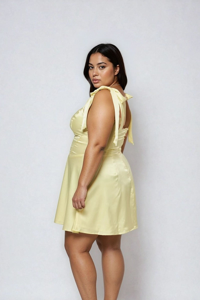 Vestido de satén corto