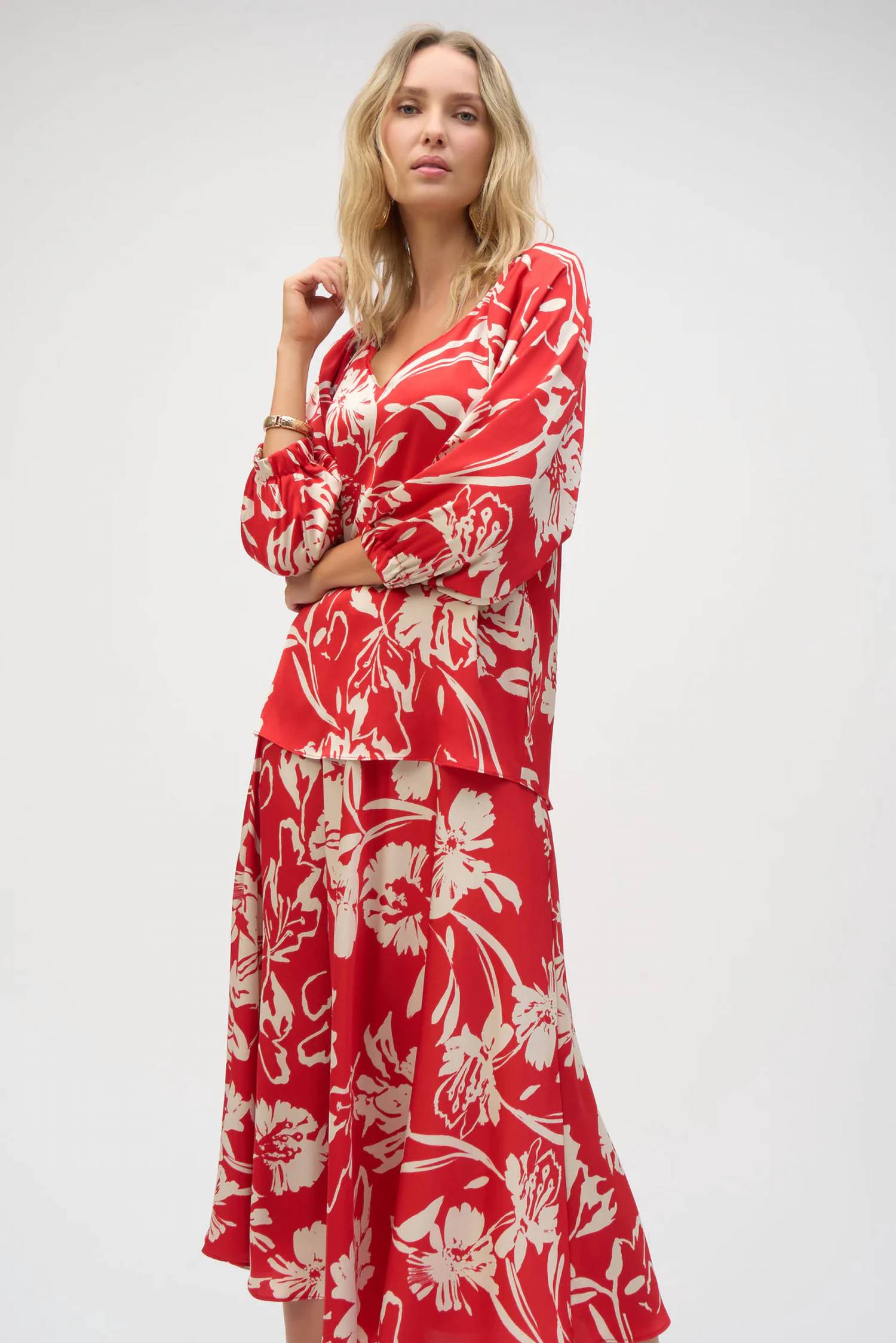 Top con estampado floral color rojo y crema