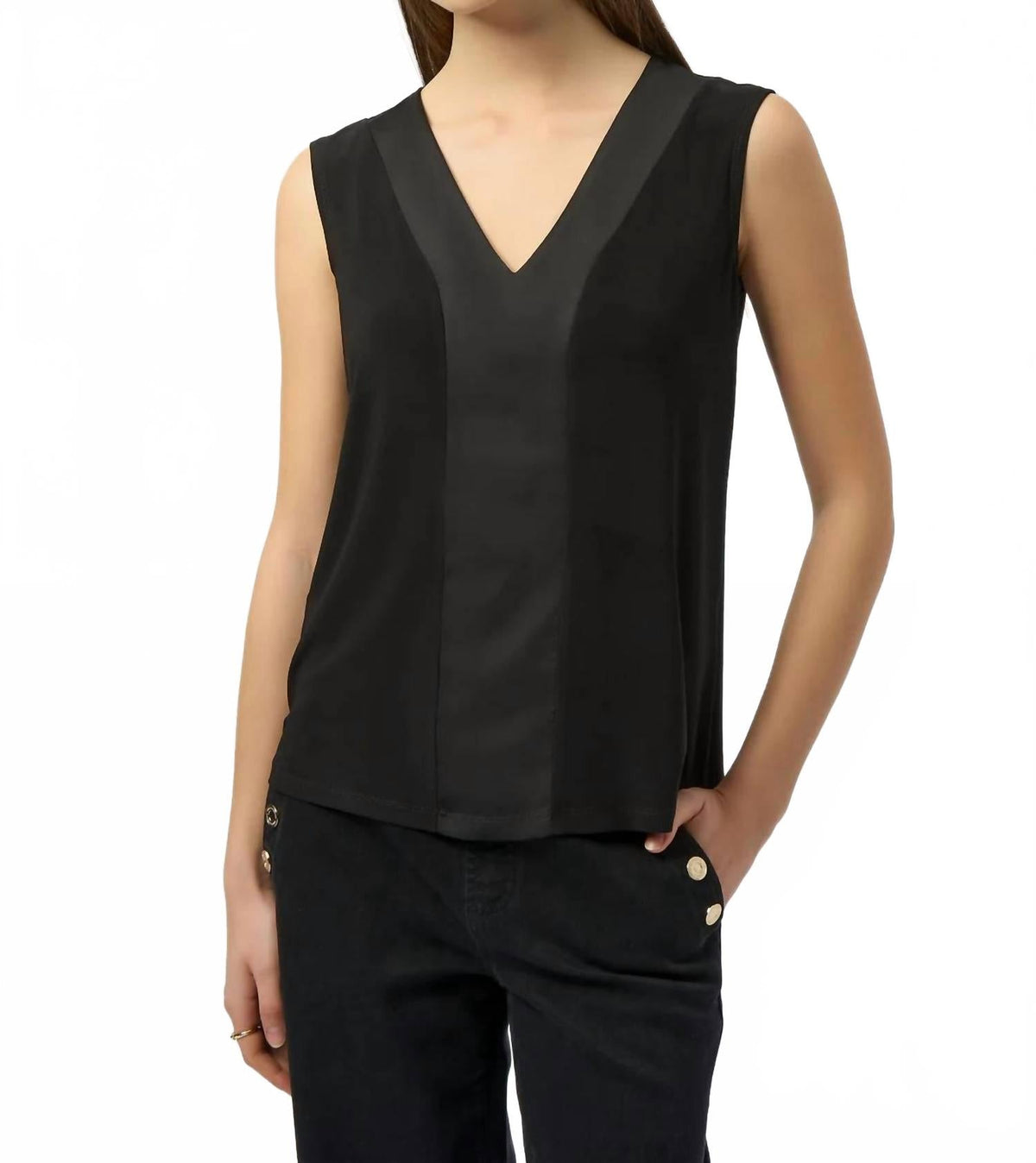 Top sin mangas con cuello en V color negro