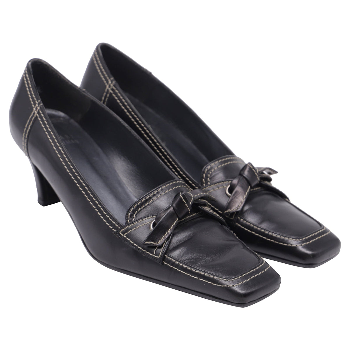 Tacones de cuero color negro
