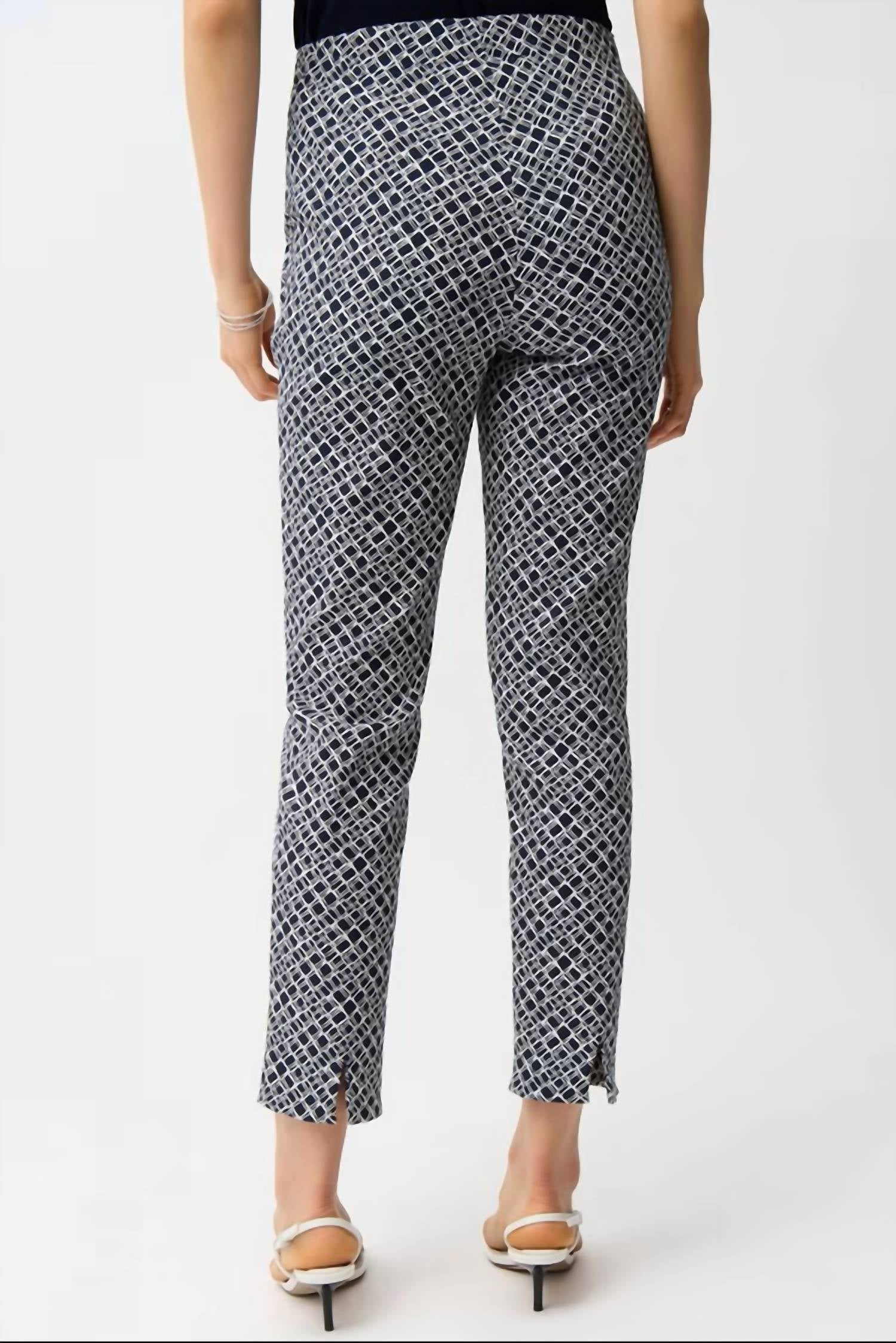 Pantalón color azul marino y blanco