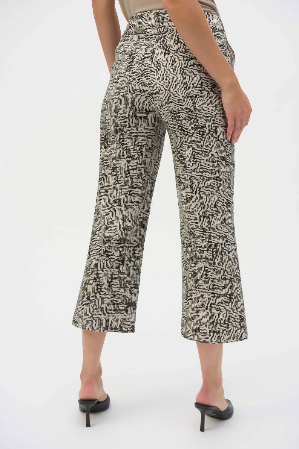 Pantalón color negro y beige