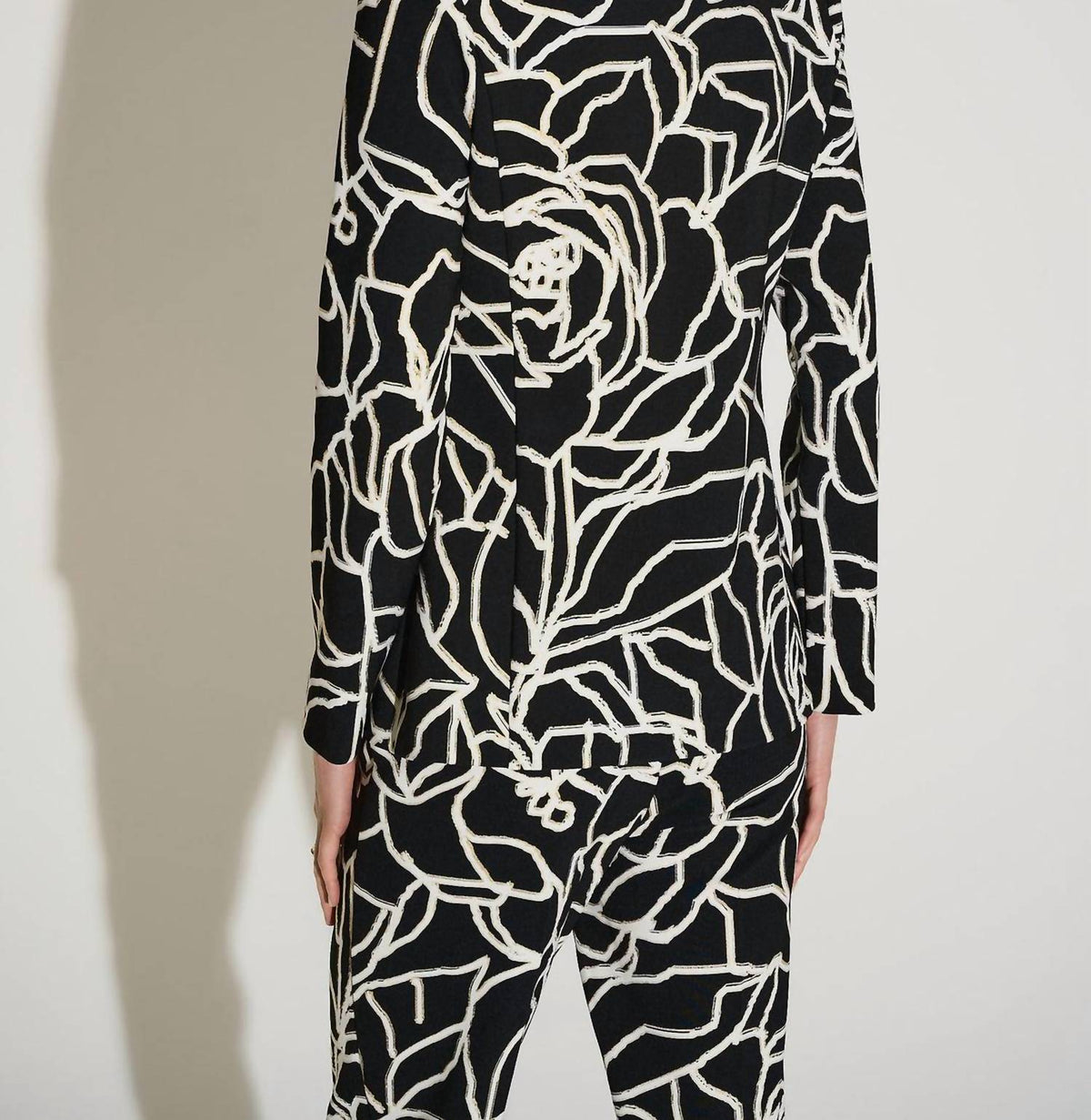 Blazer con estampado floral color negro