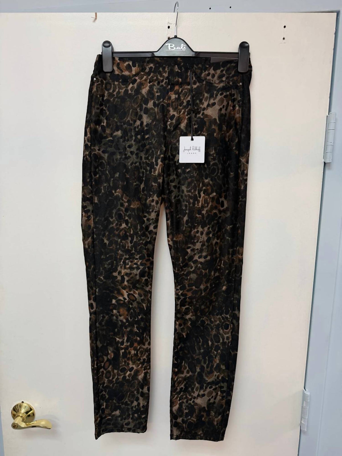 Jean de corte ajustado con estampado animal color negro